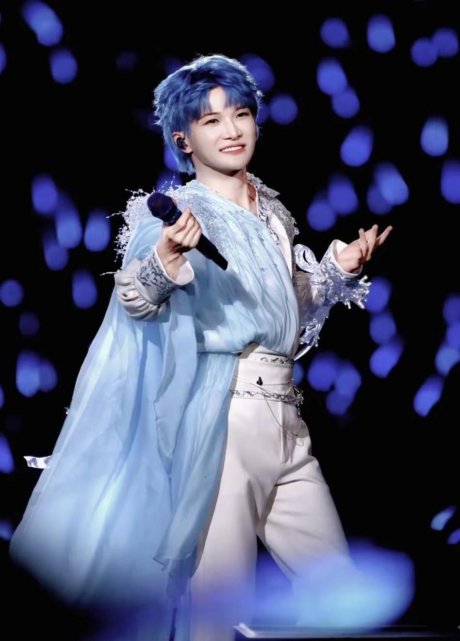 周深南京演唱会遇大雨被淋透