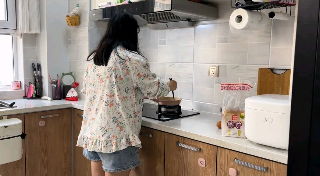 照片背影家里女孩背影家里有女生的照片女生背影家庭图片媳妇在家做的