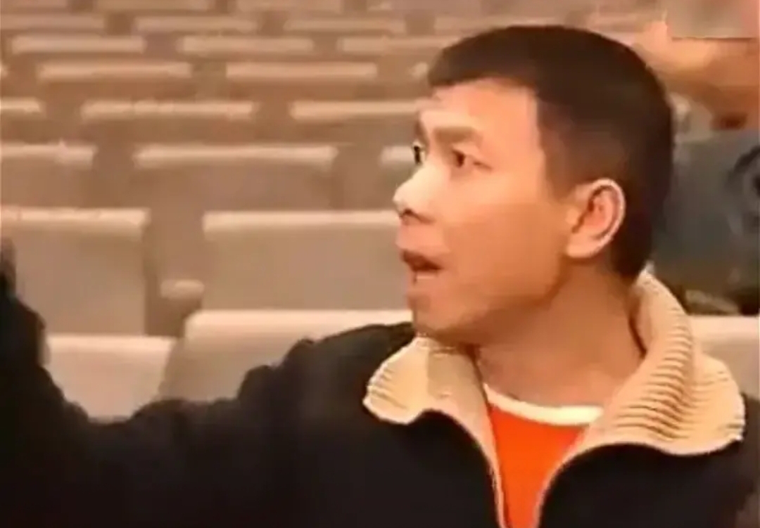 叶京当年把冯小刚写成胆小懦弱的冯裤子,还找了一个与自己极其相像的