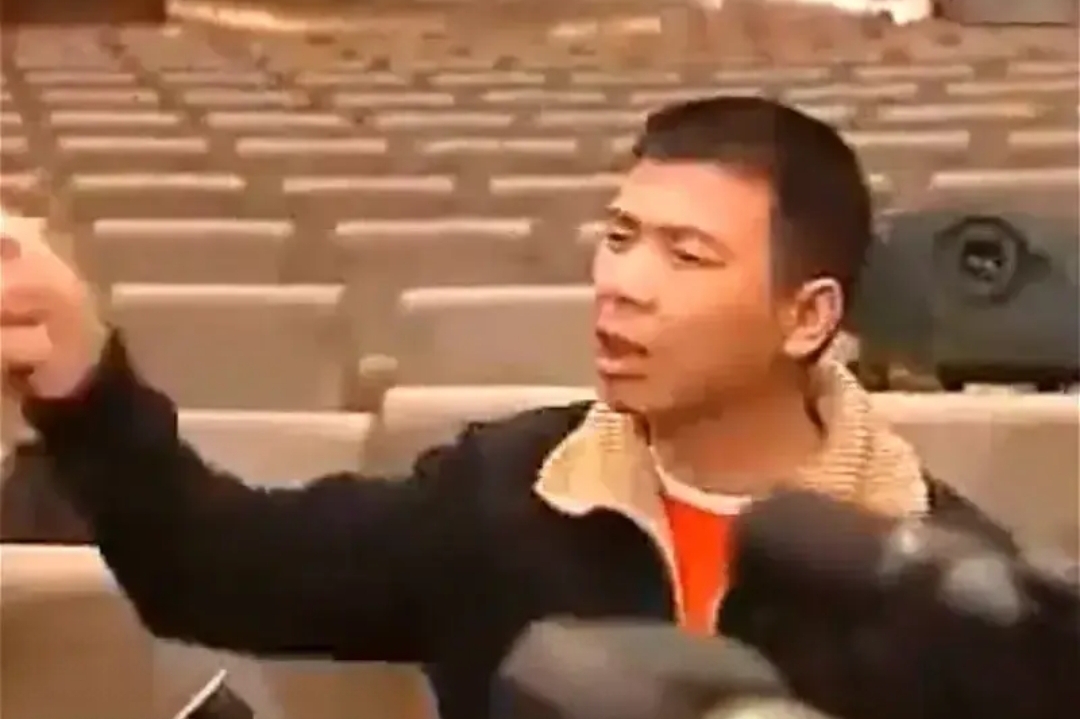 叶京当年把冯小刚写成胆小懦弱的冯裤子,还找了一个与自己极其相像的