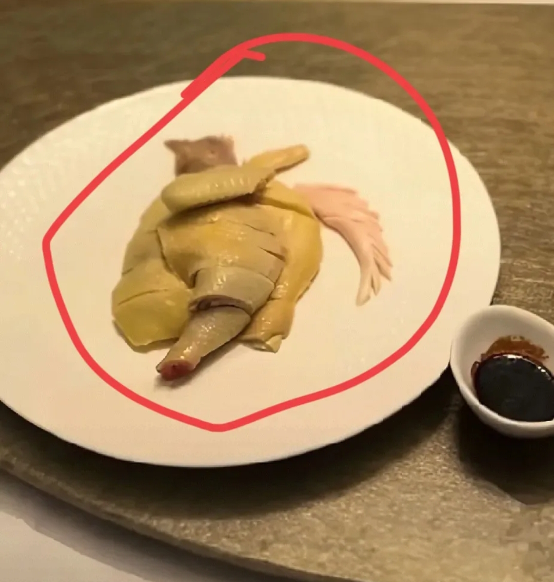 服务员倒是一副波澜不惊的样子解释说这鸡从小喝牛奶听音乐长大