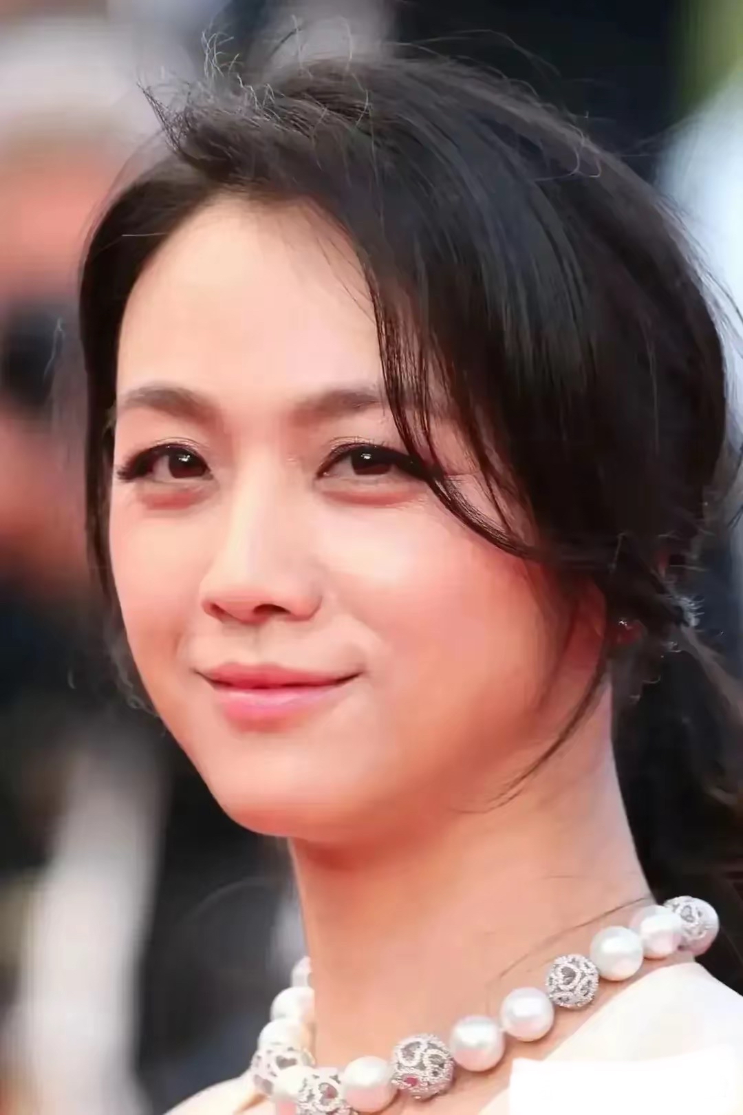 汤唯化裸色妆容走红毯不惧高清无滤镜怼脸拍看上去自然真实