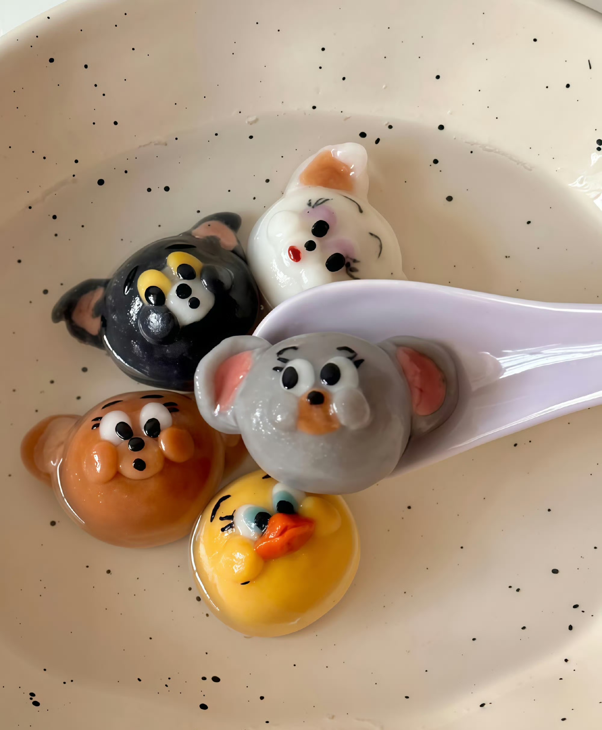 元宵节马上要到了,元宵节自然要吃元宵,各式各样的汤圆琳琅满目,吃过