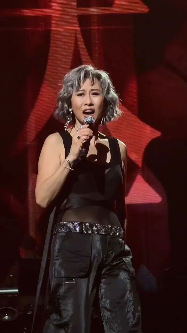64岁叶倩文演唱会又唱又跳,《敢爱敢做》实力不减当年