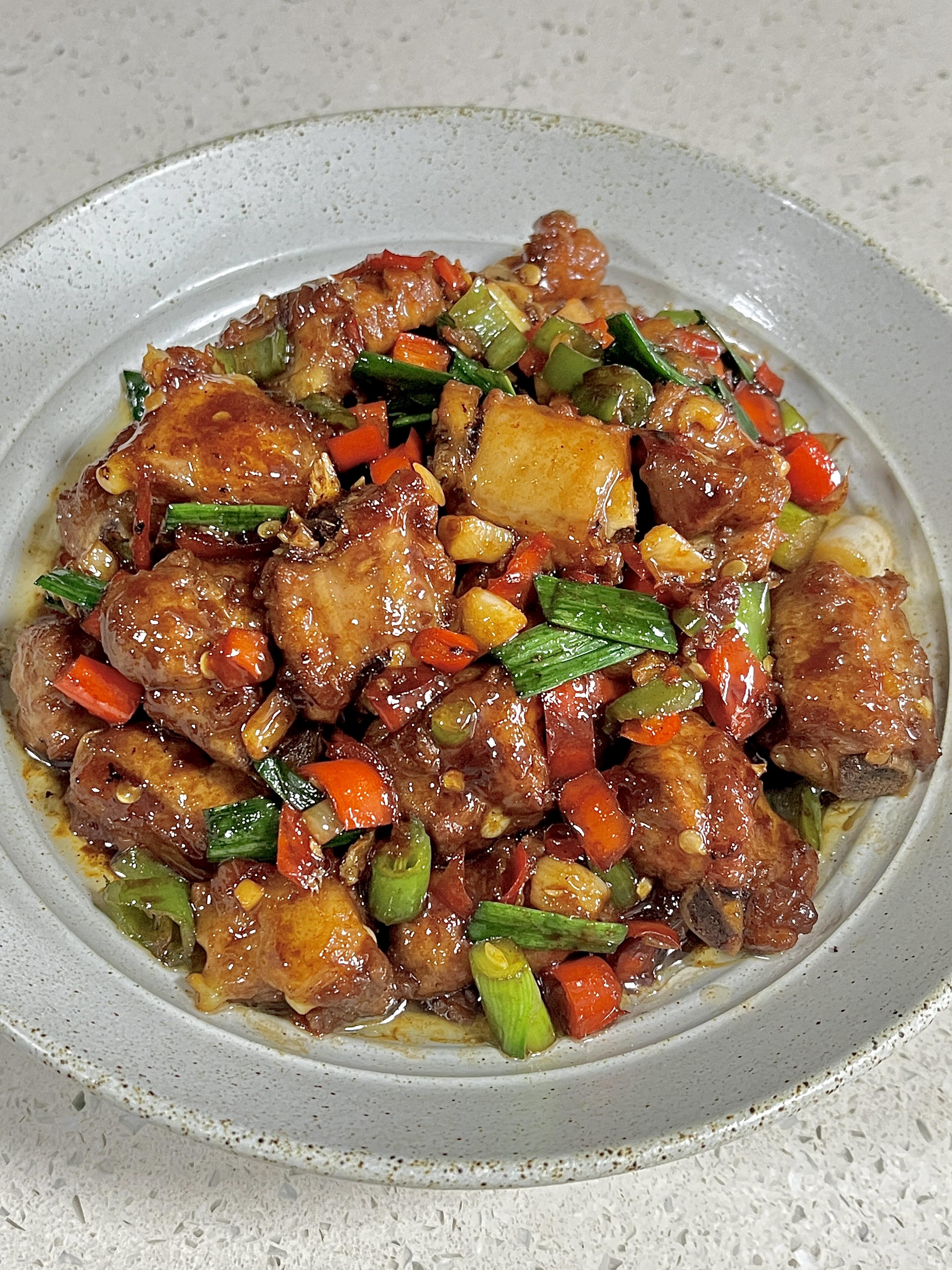 那就来试试这道独家秘制的香辣炒排骨吧!