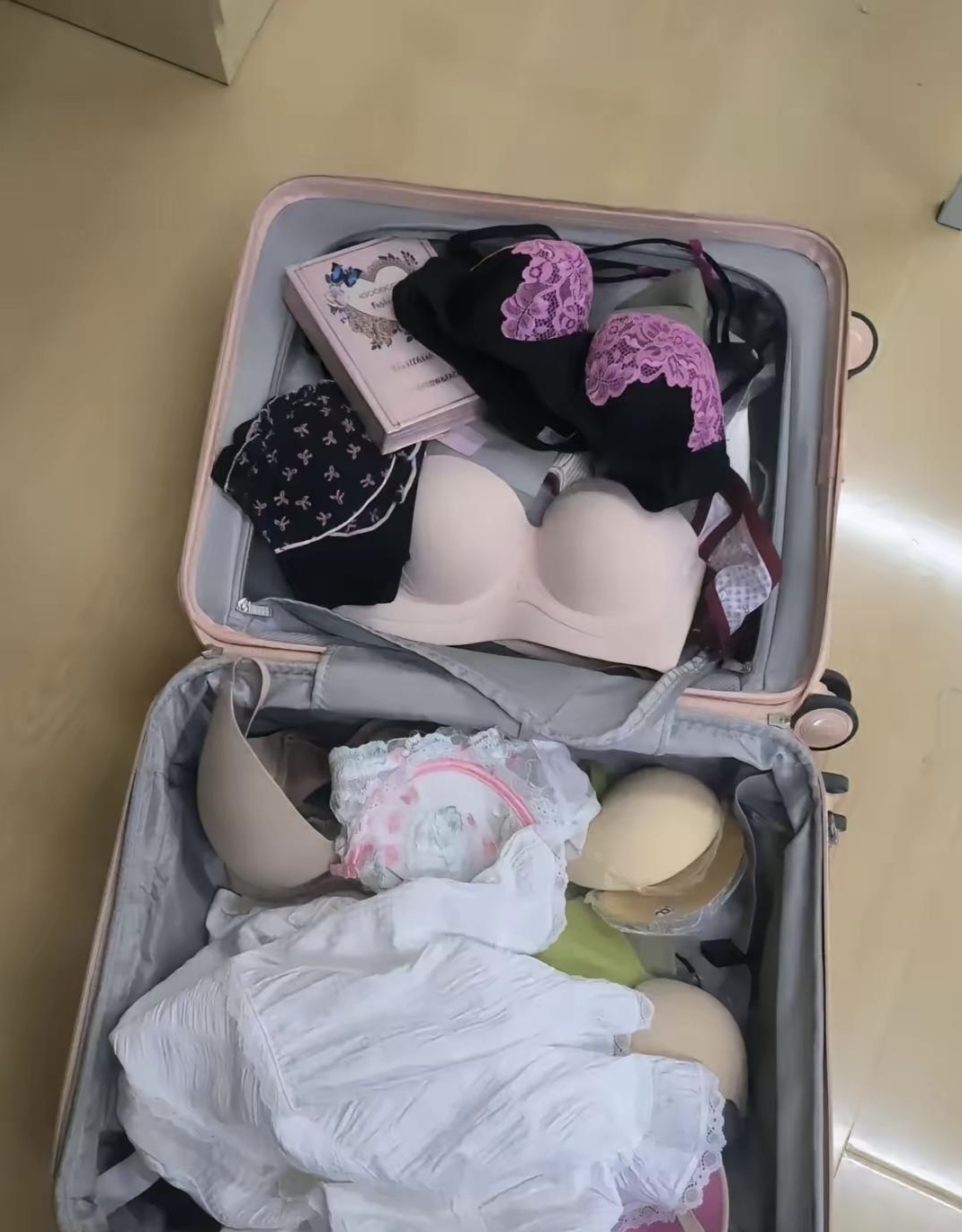 五一约了闺蜜要去昆明玩,今天收拾行李,一打开箱子,我都傻眼了!