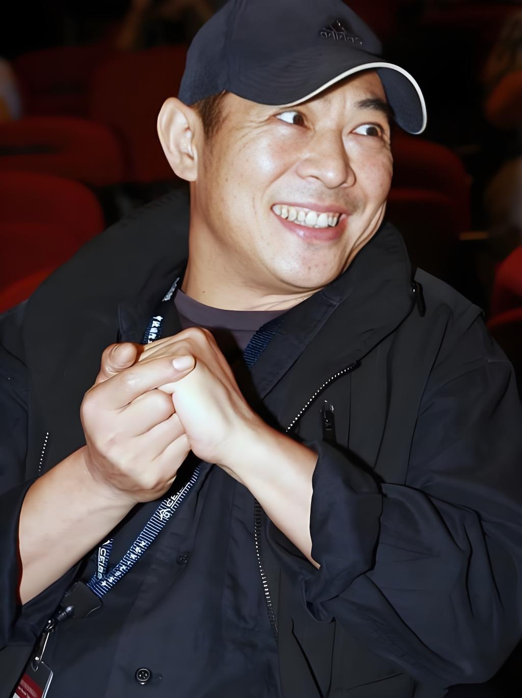 当李连杰因病重入院的消息传出,那张他佩戴九眼天珠躺在病床上的