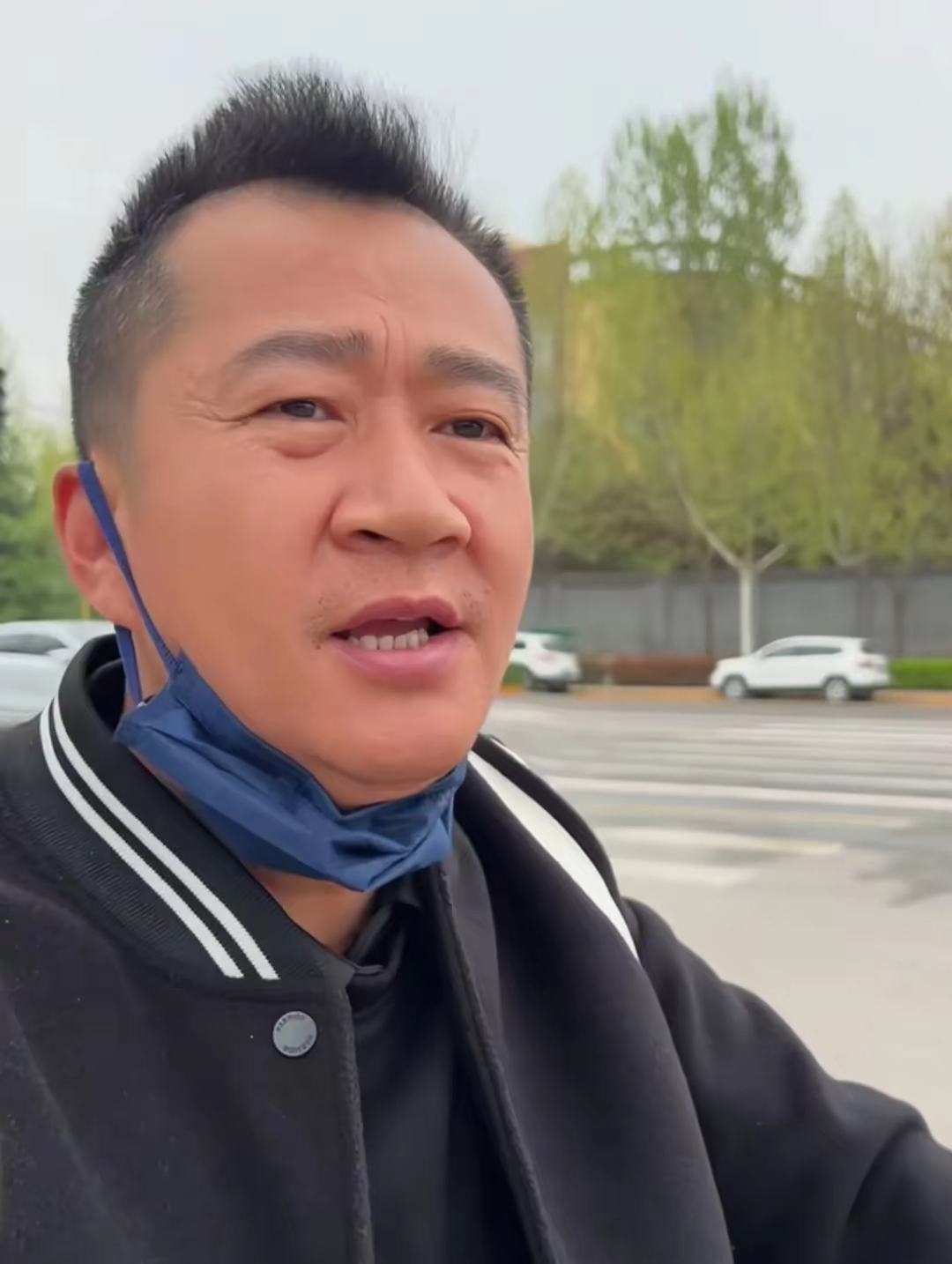 41 岁的男演员李嘉明急得像热锅上的蚂蚁向大家发出求助