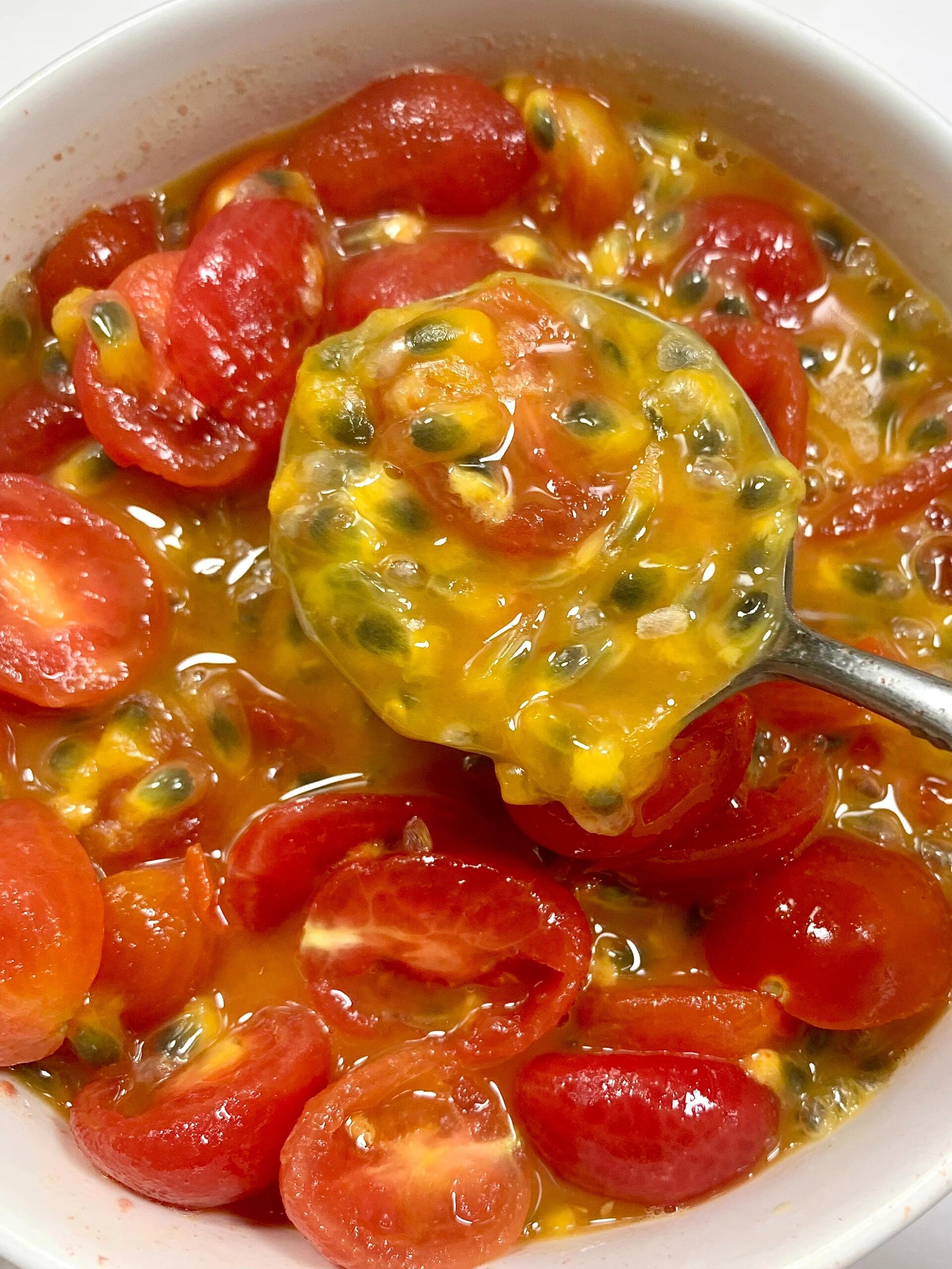 圣女果百香果白糖,拌匀腌半小时就好了 真的有被惊艳到!简单又好吃!