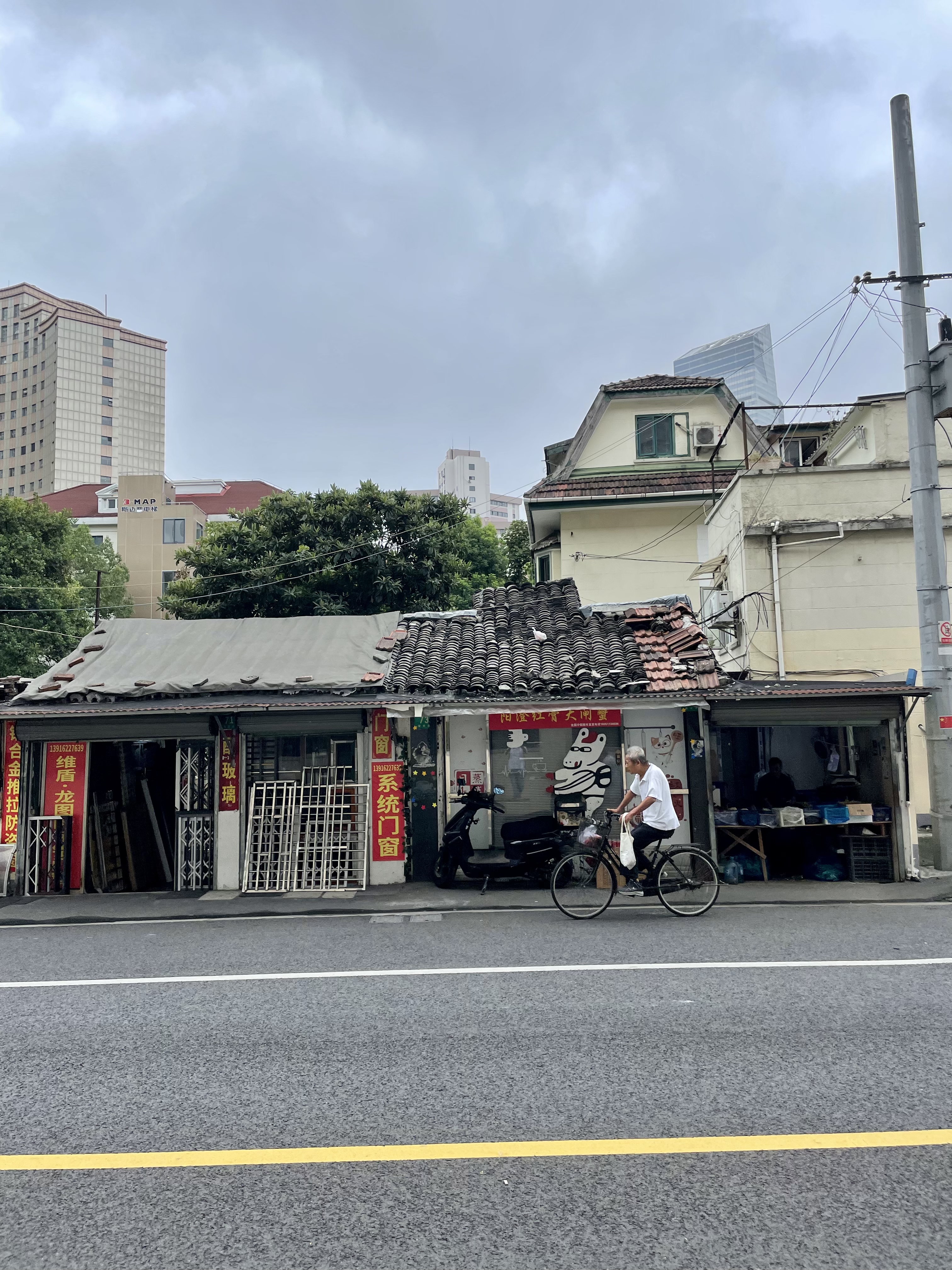 旧照片似的边角泛黄却还亮着一点温柔的光
