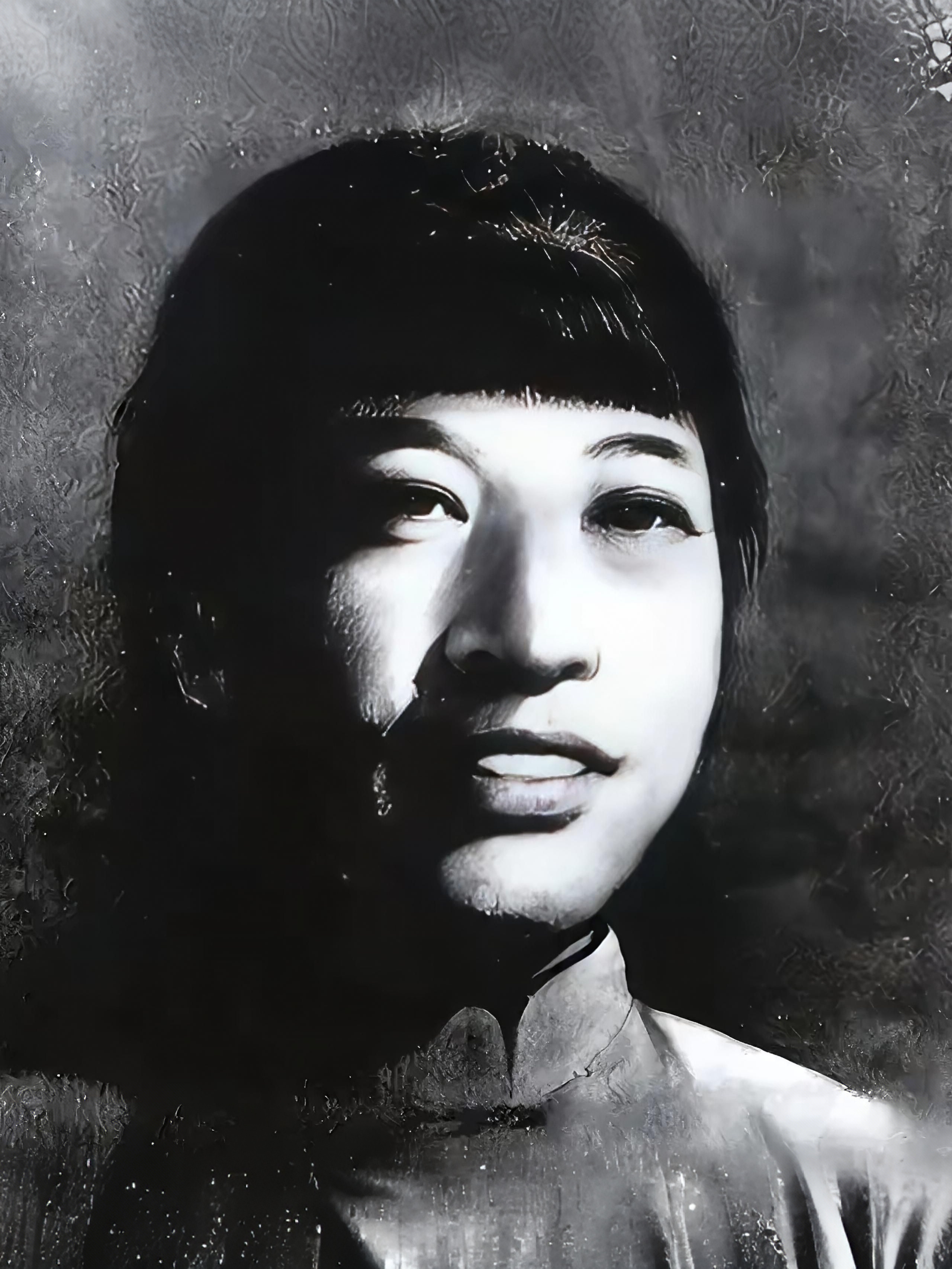 人群安静得可怕,刽子手把一名女子的衣服全都扒光,又