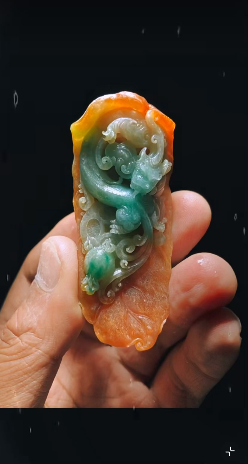翡翠俏色镂空立体雕刻《魑龙》