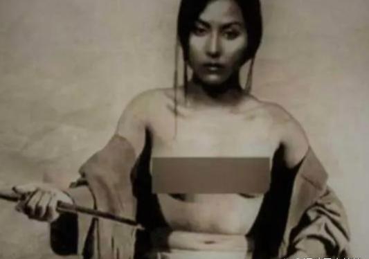 一些日本女人在变态军官的逼迫下,为证明所谓的忠贞不渝,选择"切腹