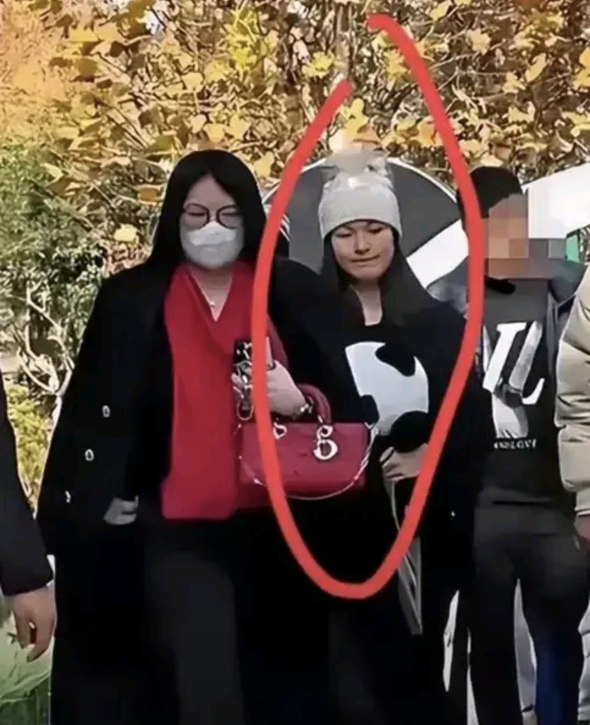 她们那么美生活却也不容易呢李湘的妹妹李玲和爸爸和妈妈李湘女儿和