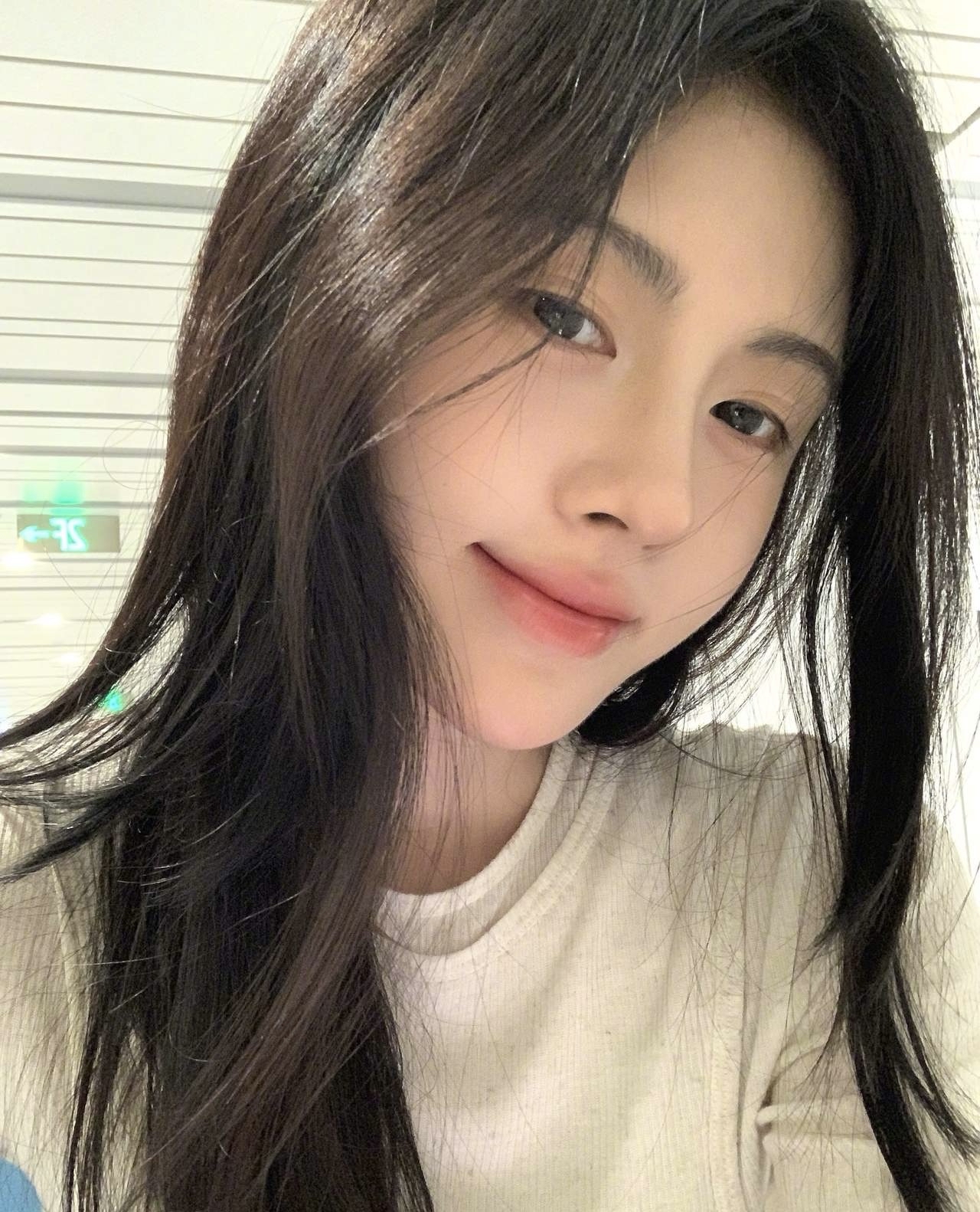 鞠婧祎的美是一种令人屏息的精致 她五官精致,双眸灵动 鼻梁挺直,唇形