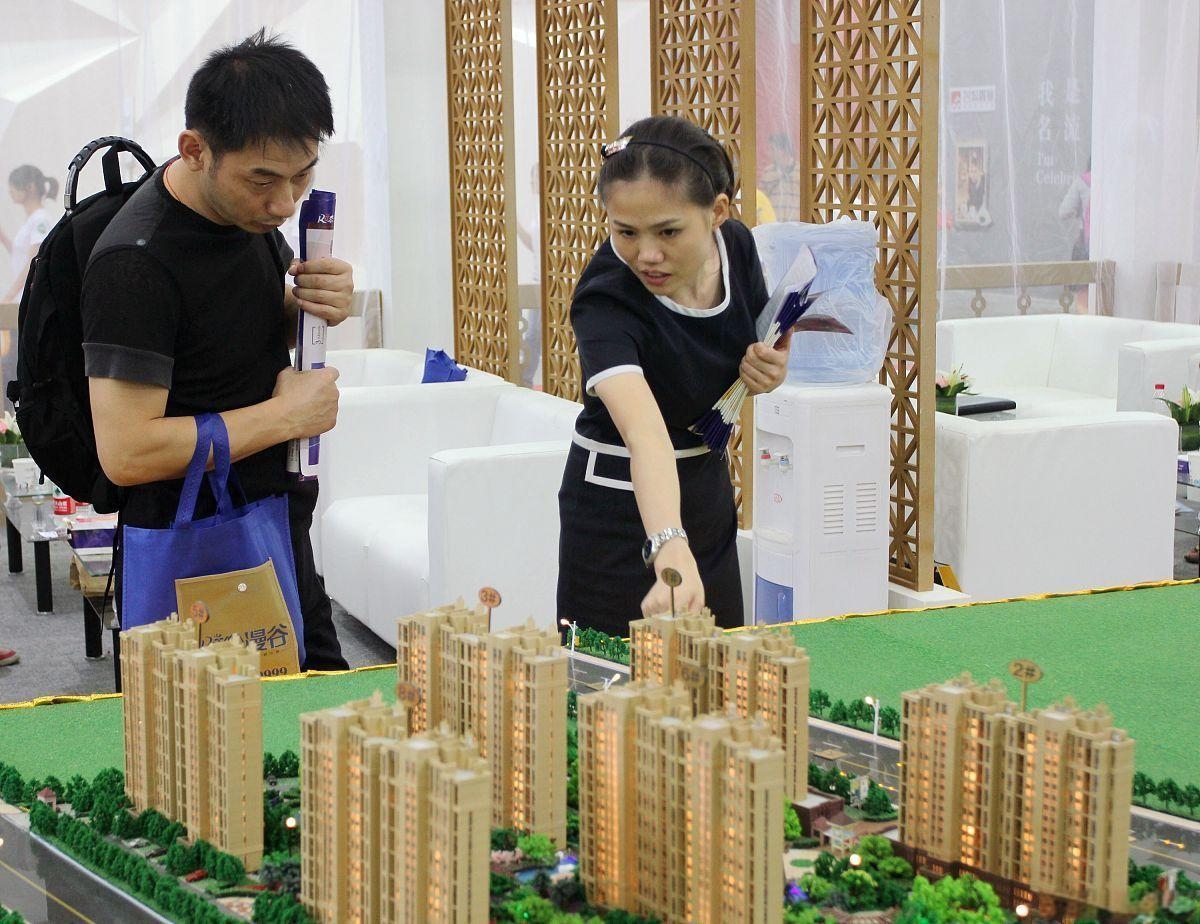 今天上午陪朋友去看房,看中一套连排别墅,让销售算了一套房子,1