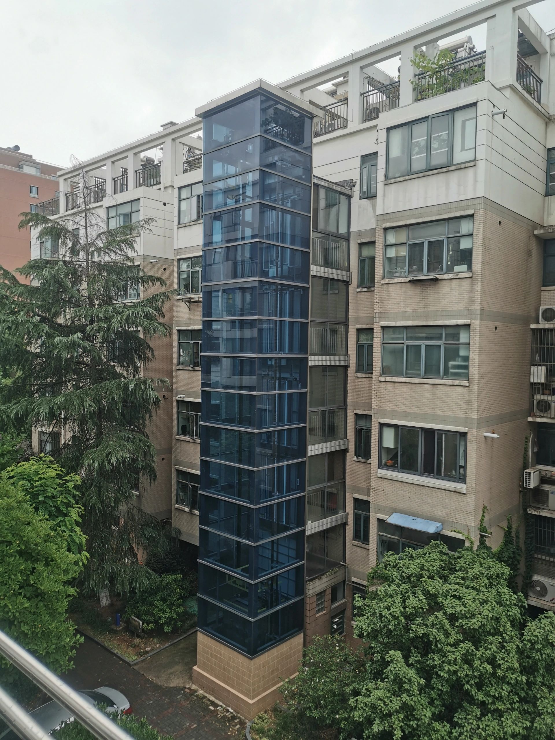 张大爷家住老旧小区楼房一楼,计划今年加装室外外挂电梯,除有关部门