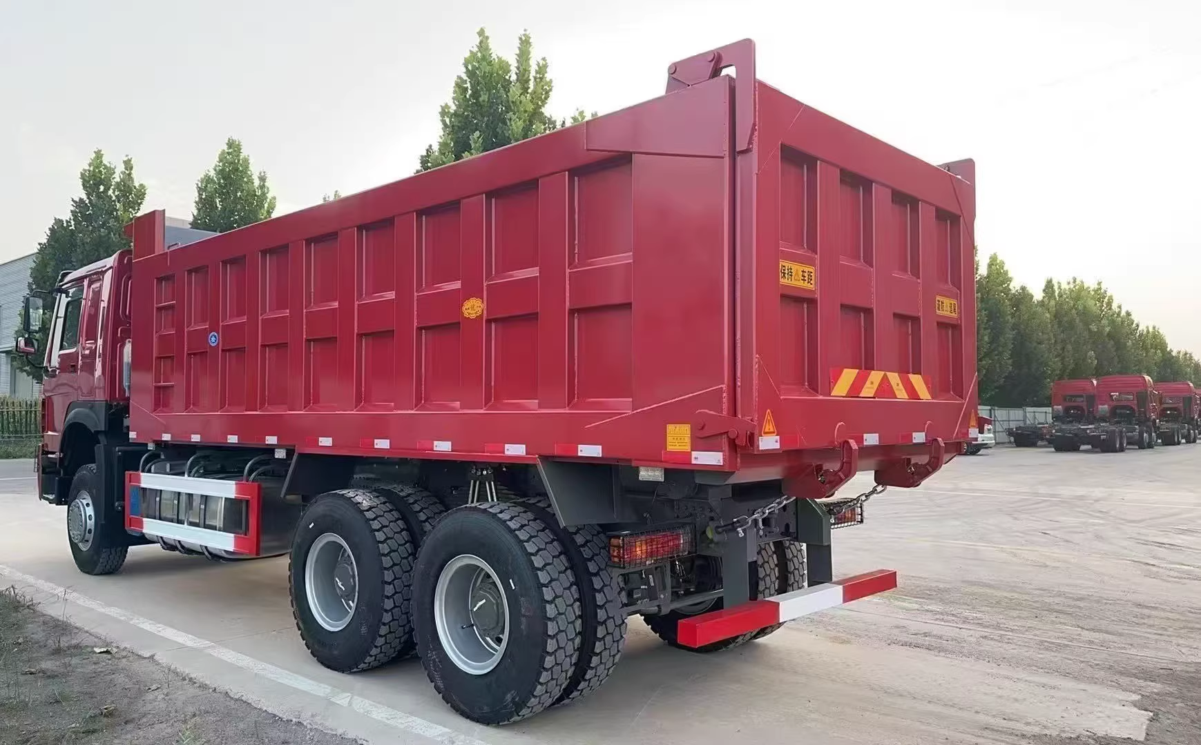 中国重汽豪沃出口版自卸车