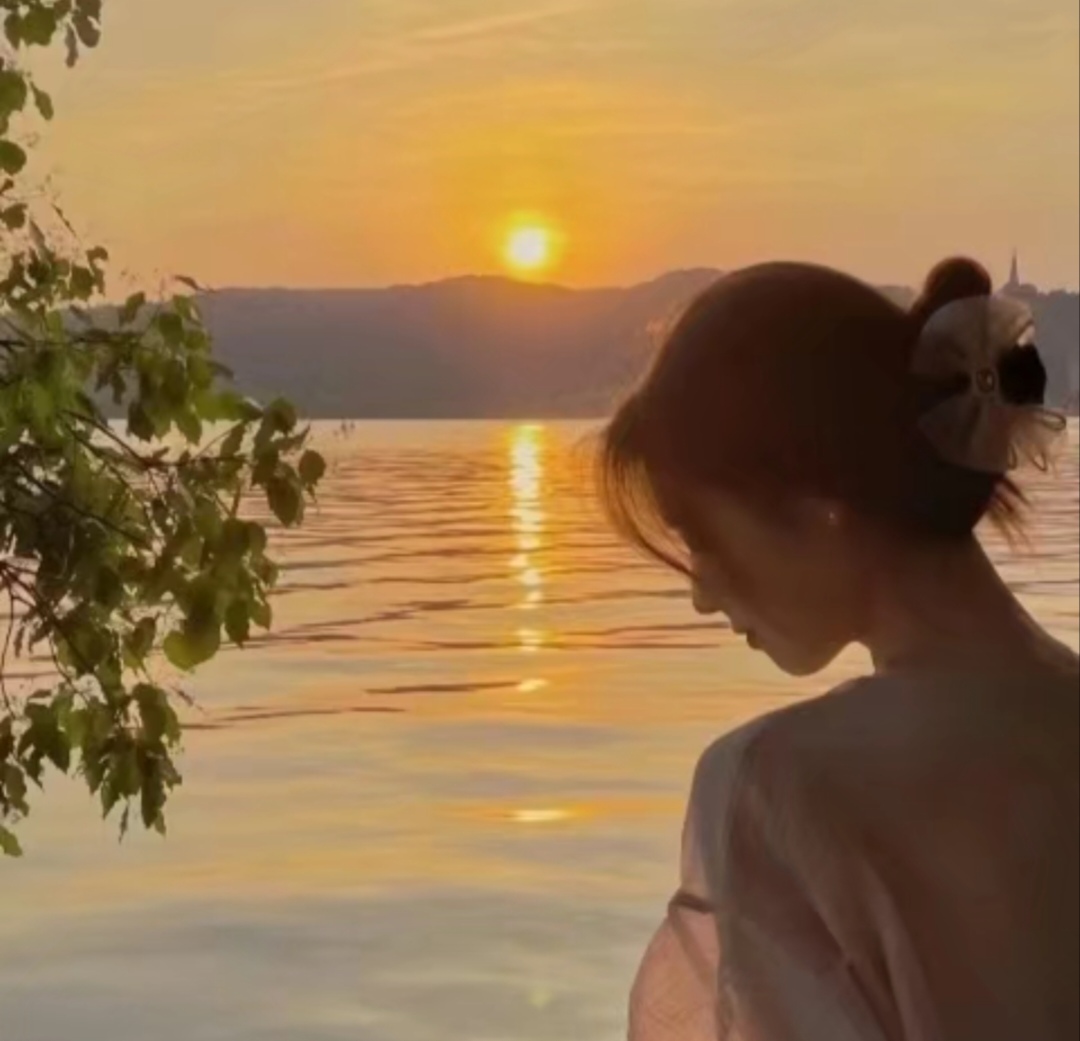 侧影女生头像阳光侧影微信美女头像漂亮气质侧影海边得微信美女头像