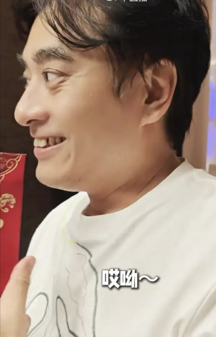 今天陈龙50岁生日,媳妇章龄之送了副眼镜当礼物,老妈也给他发了个