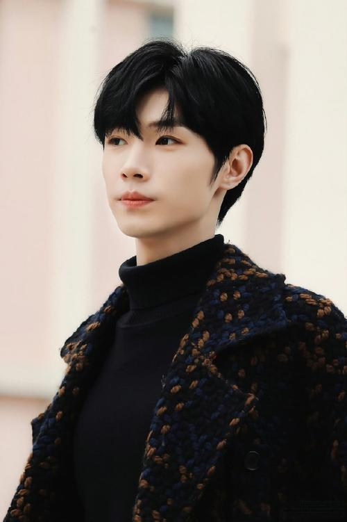 他身着白衣,布条蒙住双眼,身姿挺拔如竹