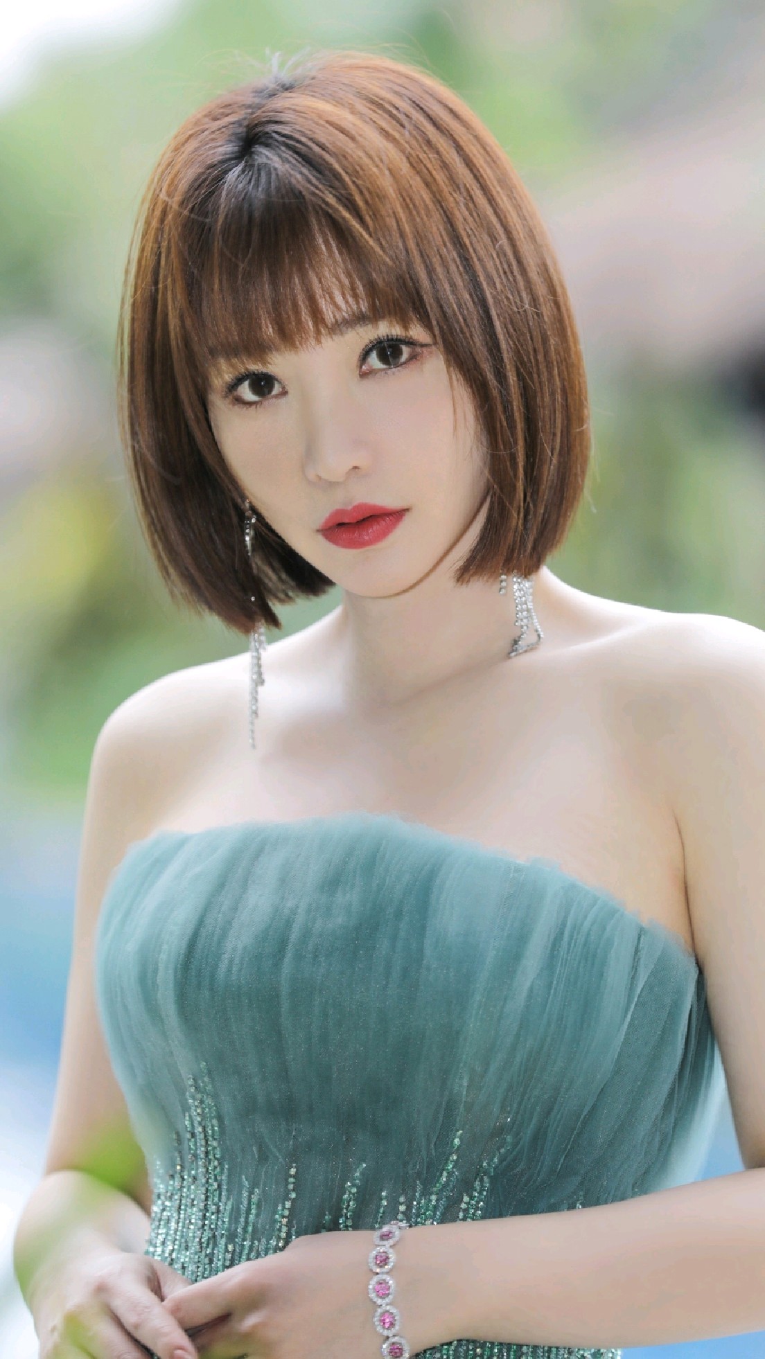 柳岩#一袭翠绿抹胸裙～这造型太美了