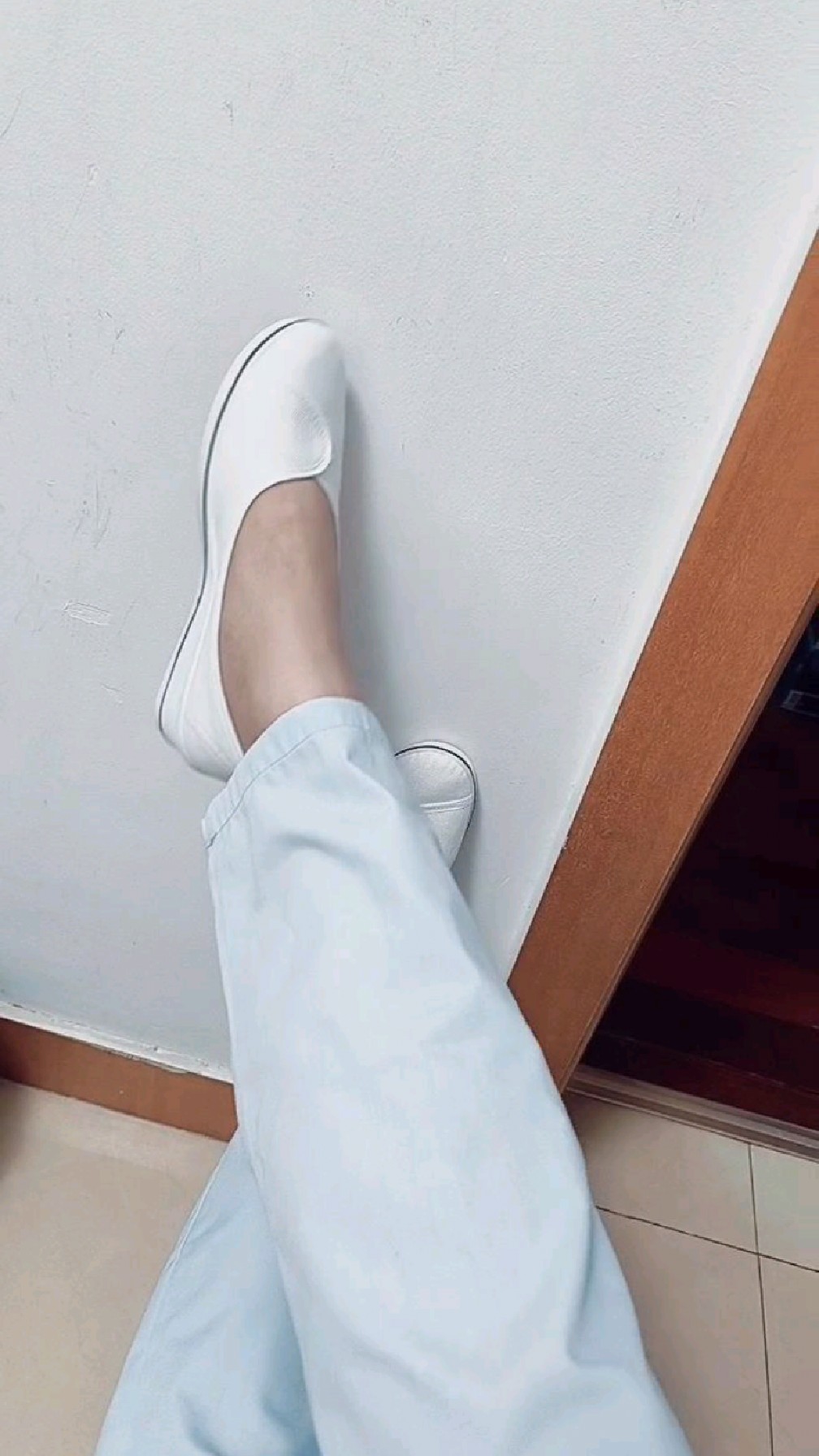 走道捡了一双护士鞋