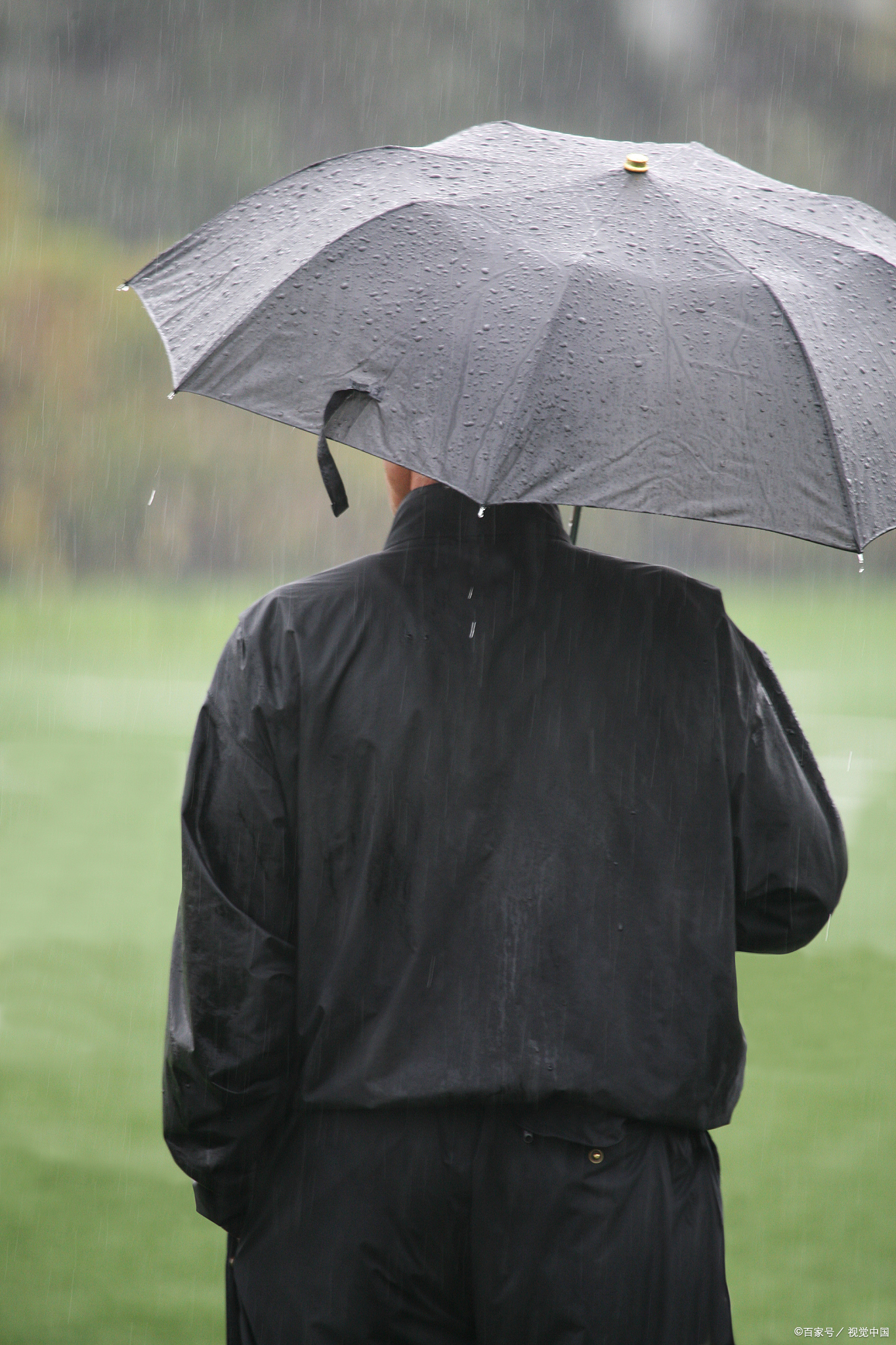 现在我在男人雨中撑伞背影图片破伞男人打伞背影图片雨中打伞背影图片