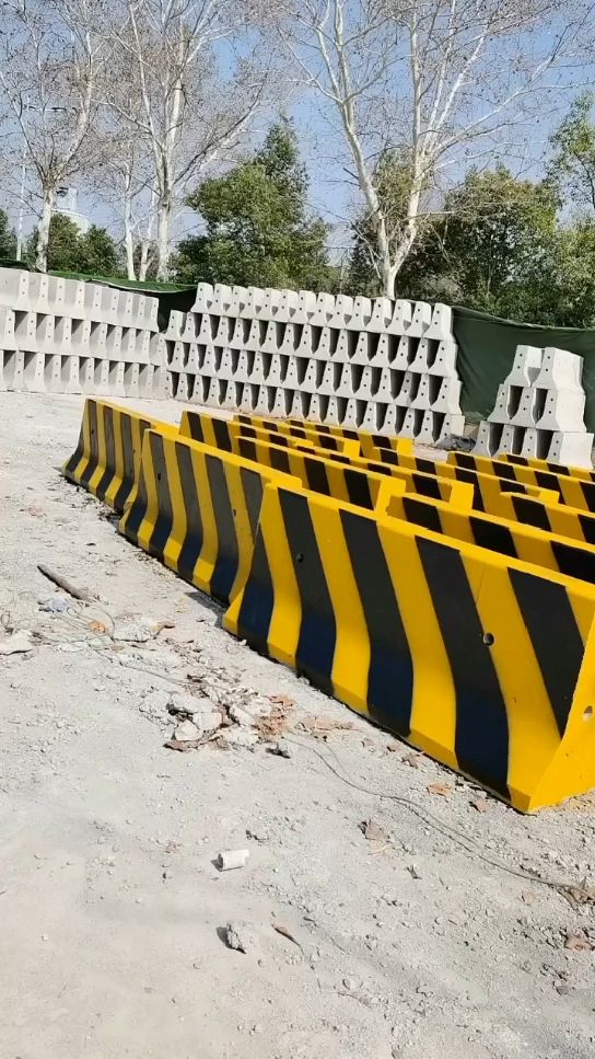 高速路水泥墩挡车防撞路障水泥墩 隔离墩混凝土防撞柱路障