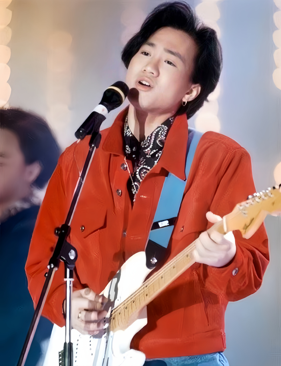 歌词直白到近乎直白的口水歌,它们像潮水一般,一波黄家驹图片黄家驹