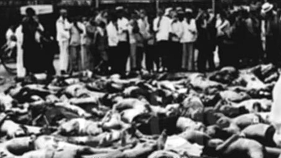 九一八事变时,八个十岁左右的小孩在铁路边玩,被日