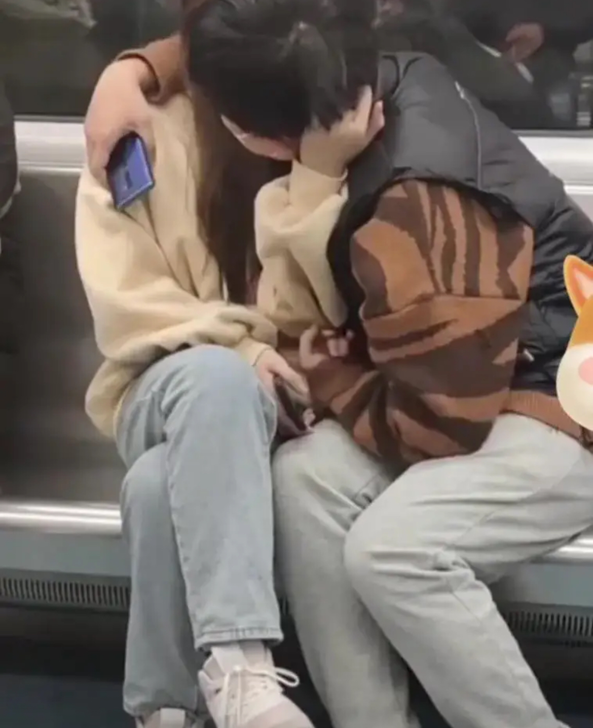 公共场合秀恩爱:当代年轻人"厚脸皮"现象引思考