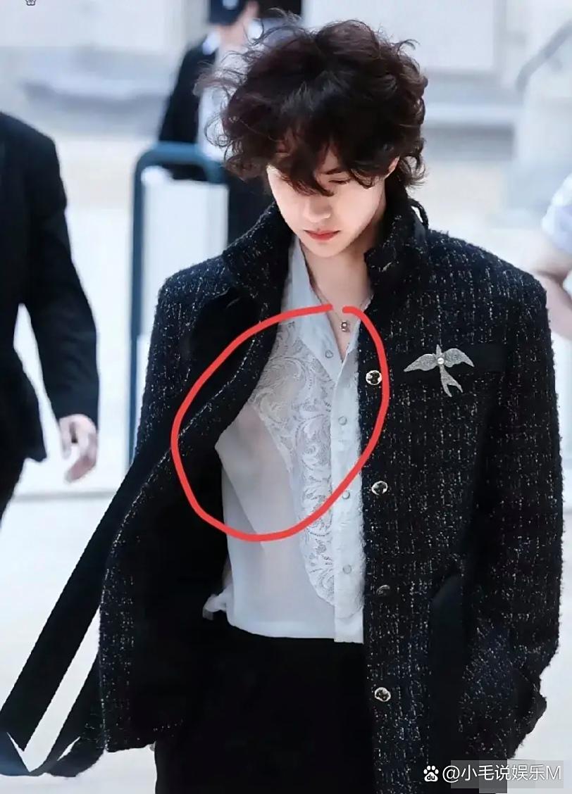 王一博弄个小卷毛发型,行,我能接受;戴个项链耳钉啥的,我也勉强忍了