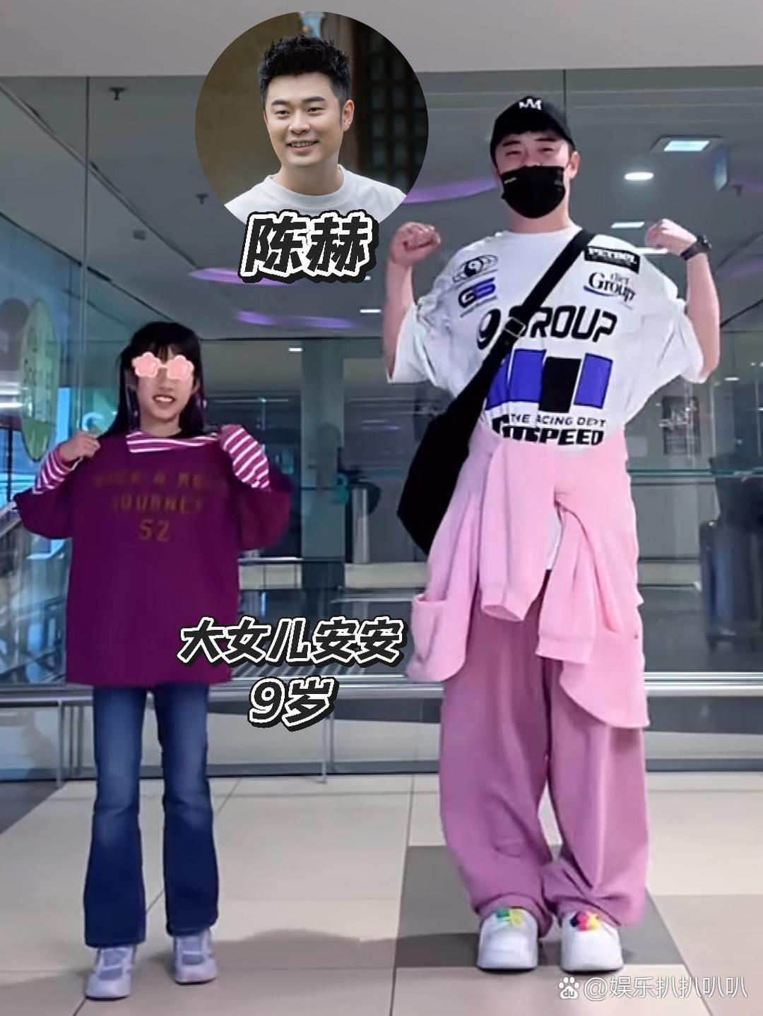 陈赫跟大女儿一块跳舞呢腰上还系着孩子的粉色外套父女俩这画面也太