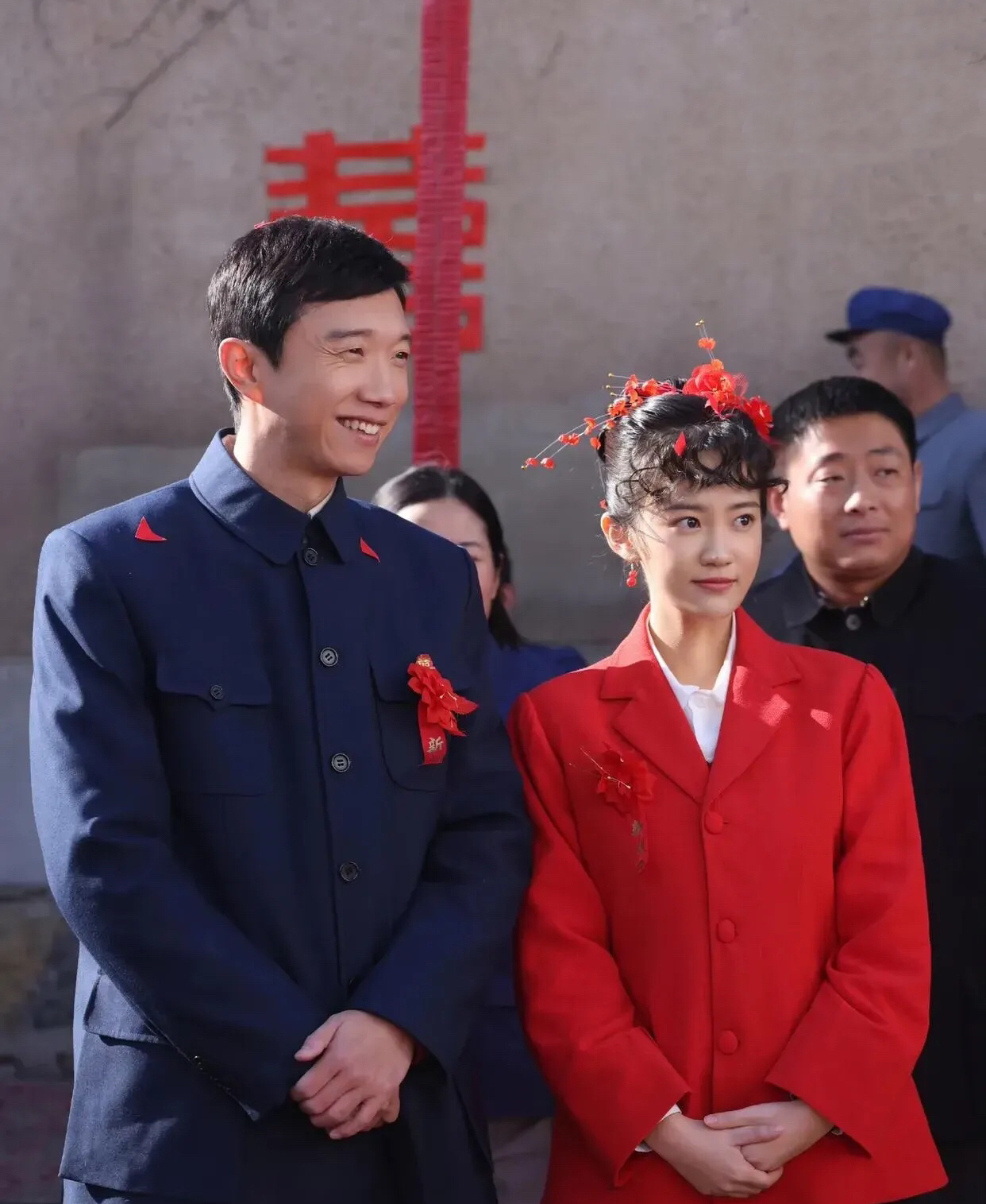 这是上世纪80年代的婚礼朴素而热闹这身大红色的婚服穿在新娘身上