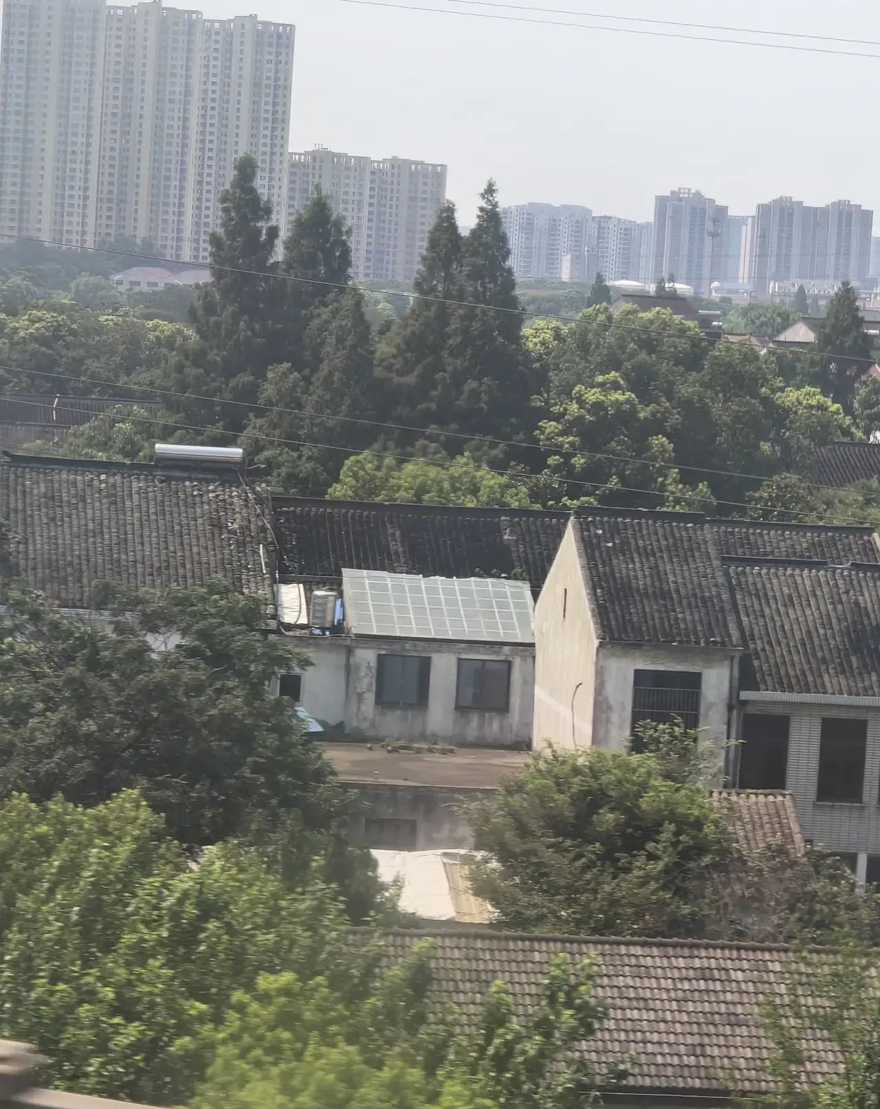 似乎就像留守村庄的只剩老