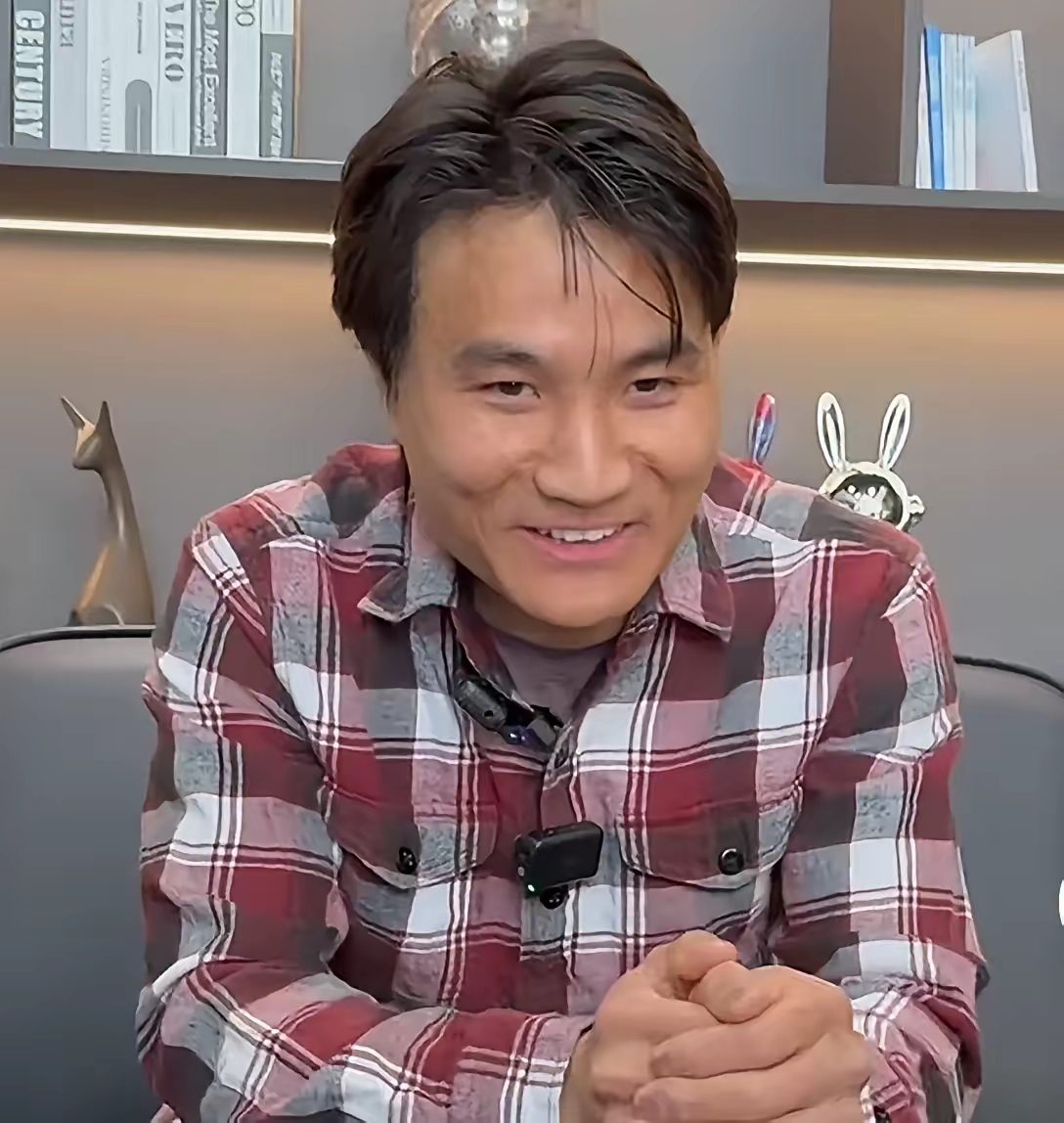 满脸是伤的小伙子,从海外坐飞机回家认亲了!