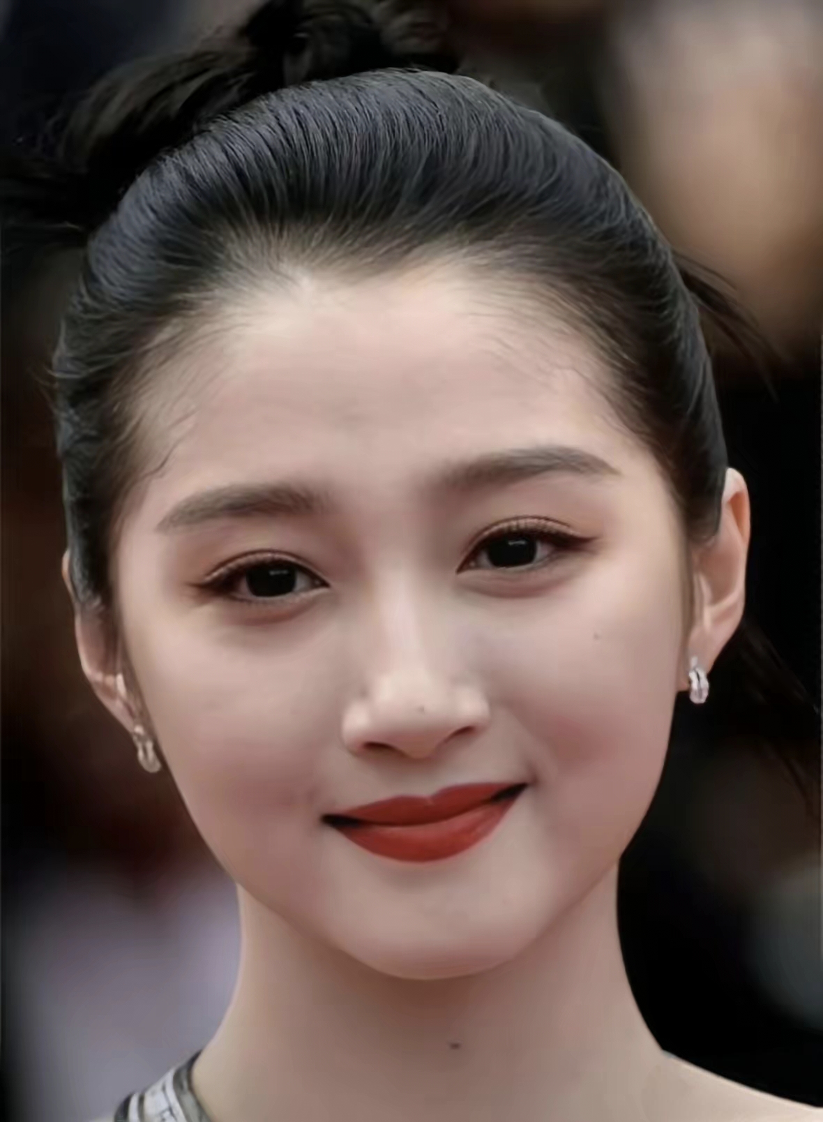 娱乐圈中两个额头狭窄的女星关晓彤和陈慧琳,但明亮眼神,挺拔鼻梁能