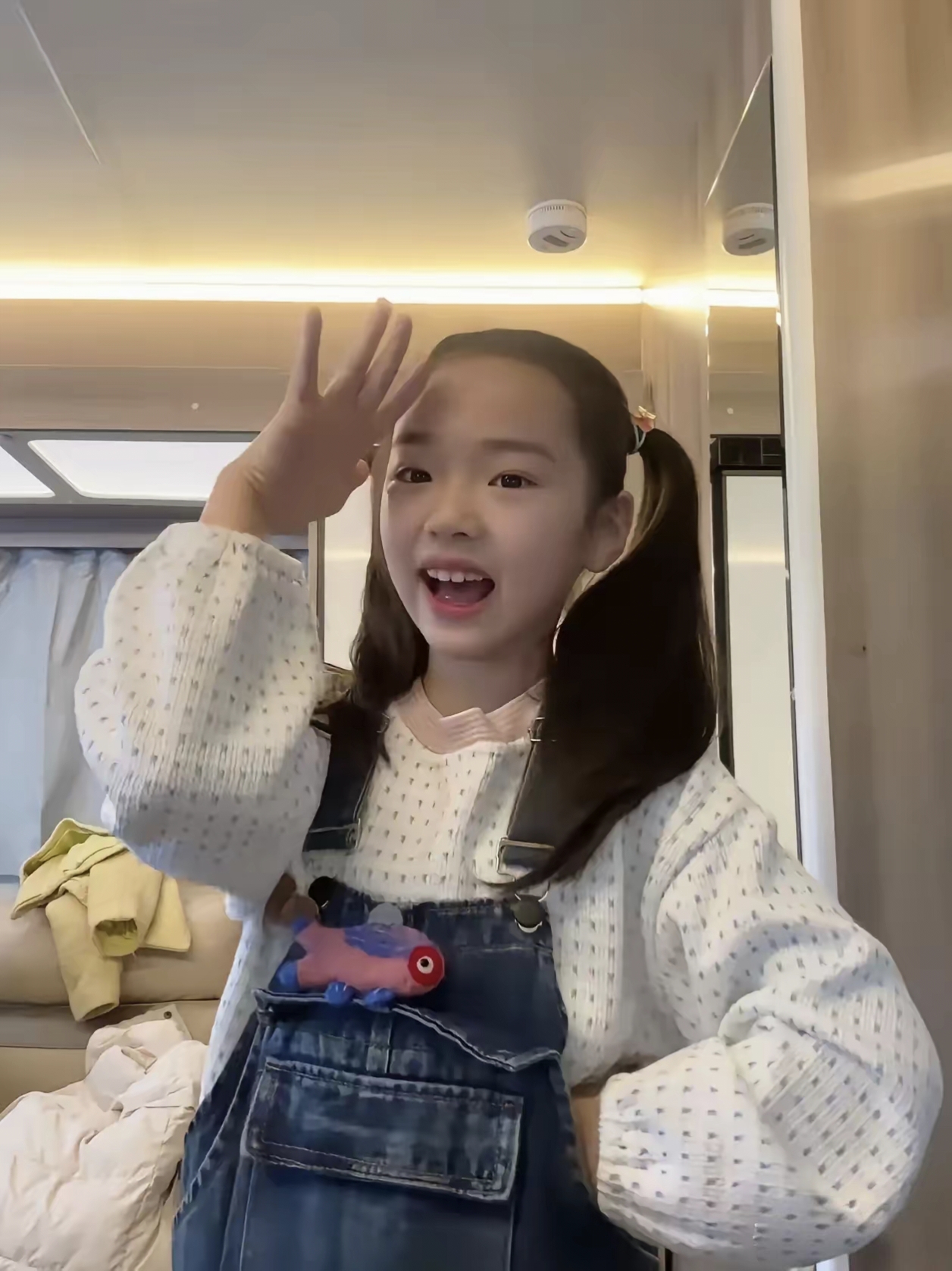 看董璇的女儿就知道了 小酒窝简直就是小