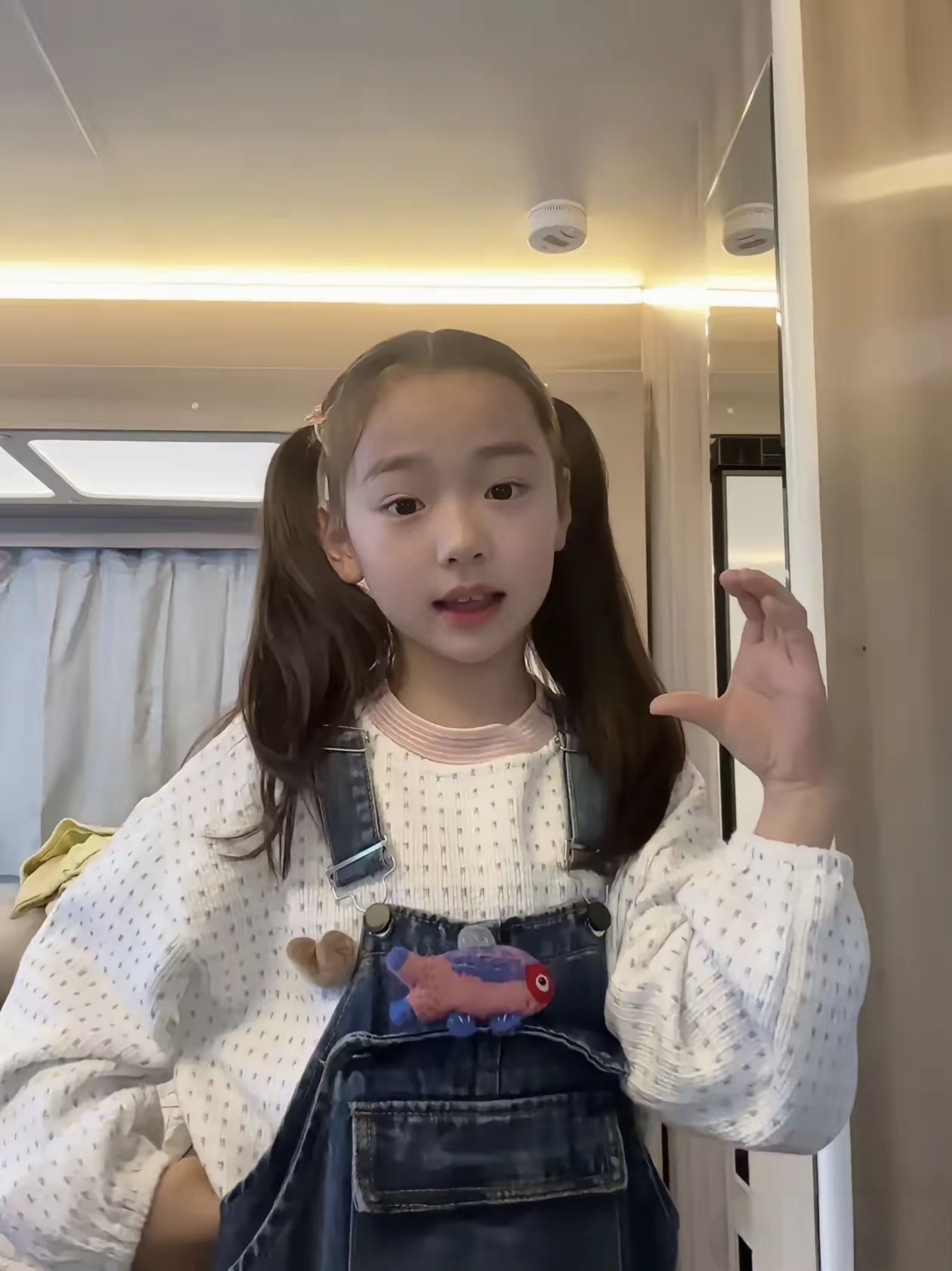 看董璇的女儿就知道了 小酒窝简直就是小