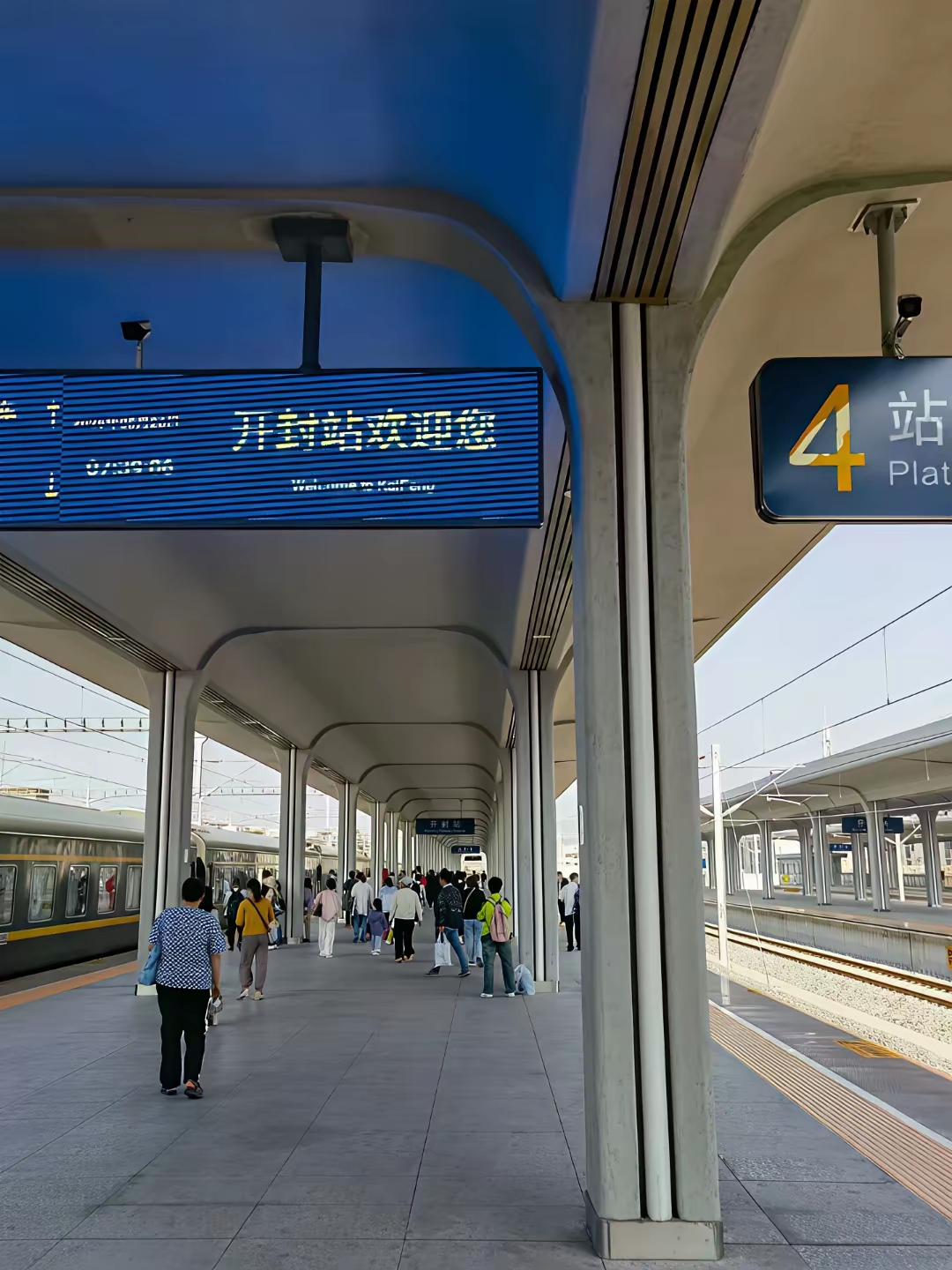 开封的地摊,不看不知道,一看吓一跳.时至今日,竟还有这样的供需结构