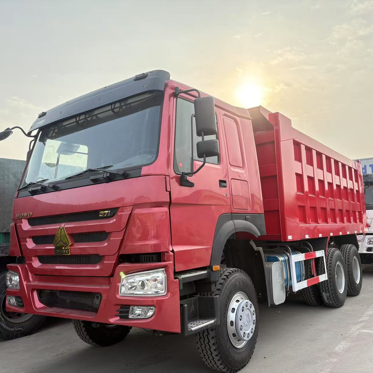 豪沃后八轮翻斗车