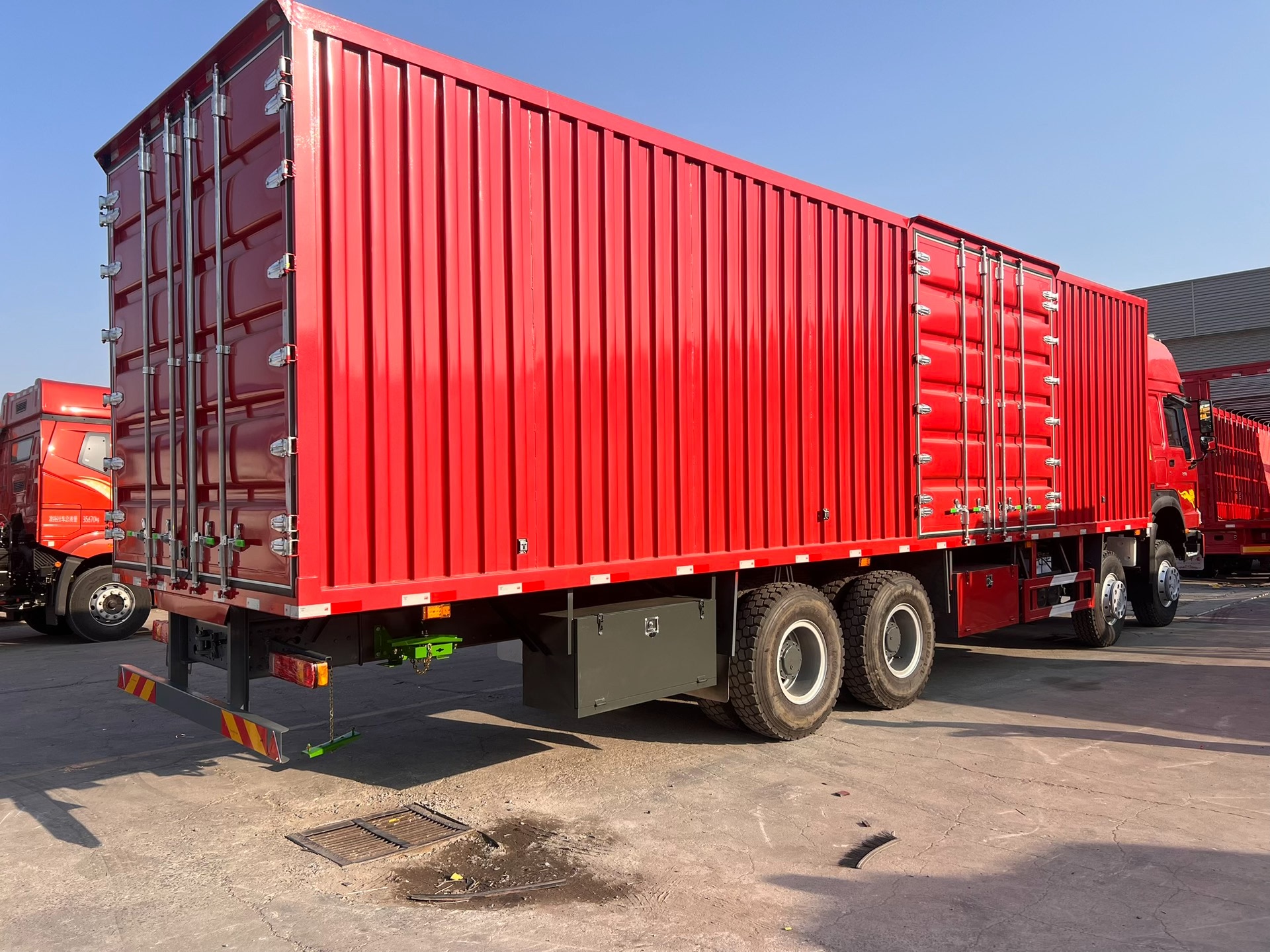 出口前四后八轮集装箱载货车