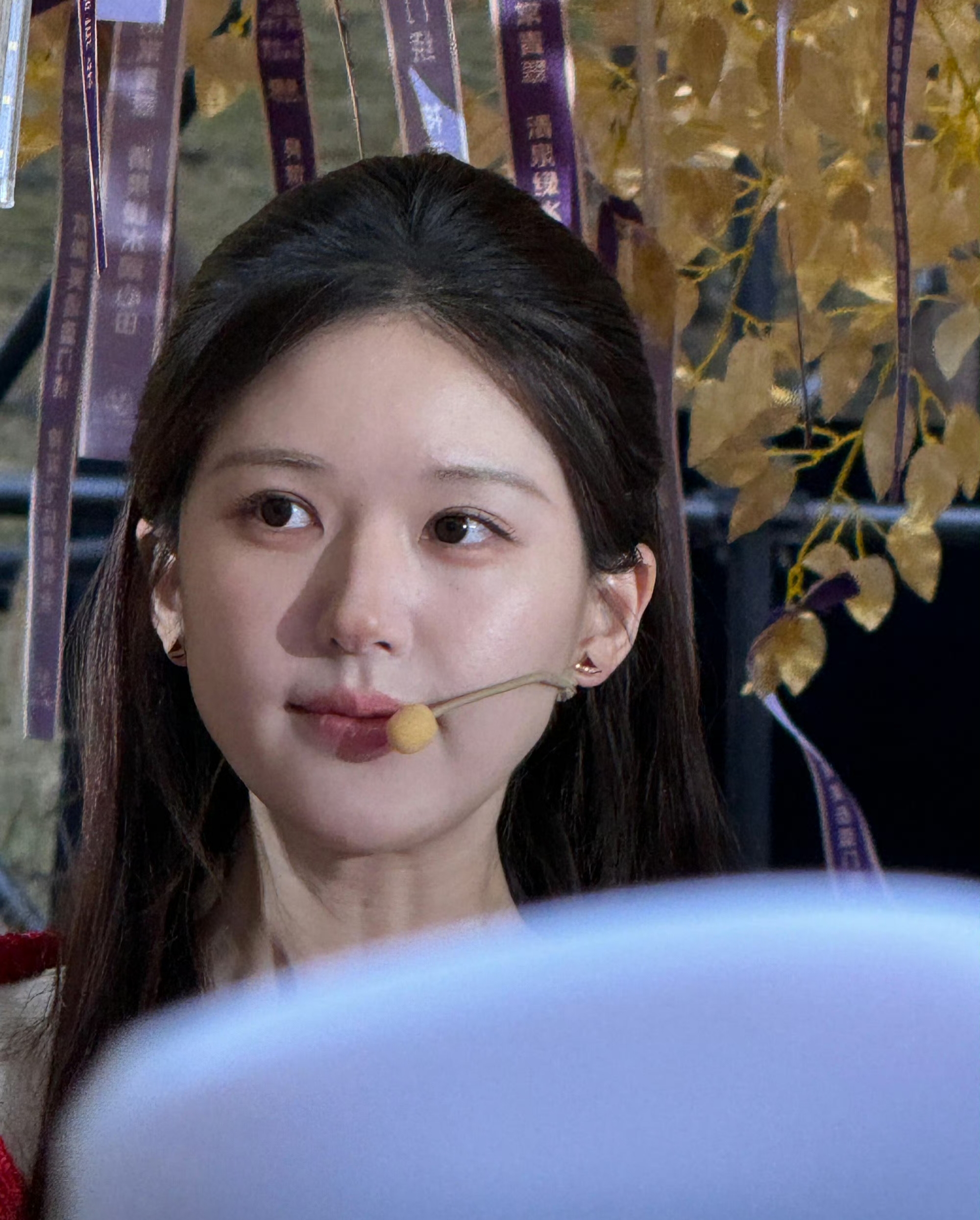 赵露思恢复了以前的妆容,放弃了飞天狐系睫毛,飞天眼线,裸肉色唇釉,全