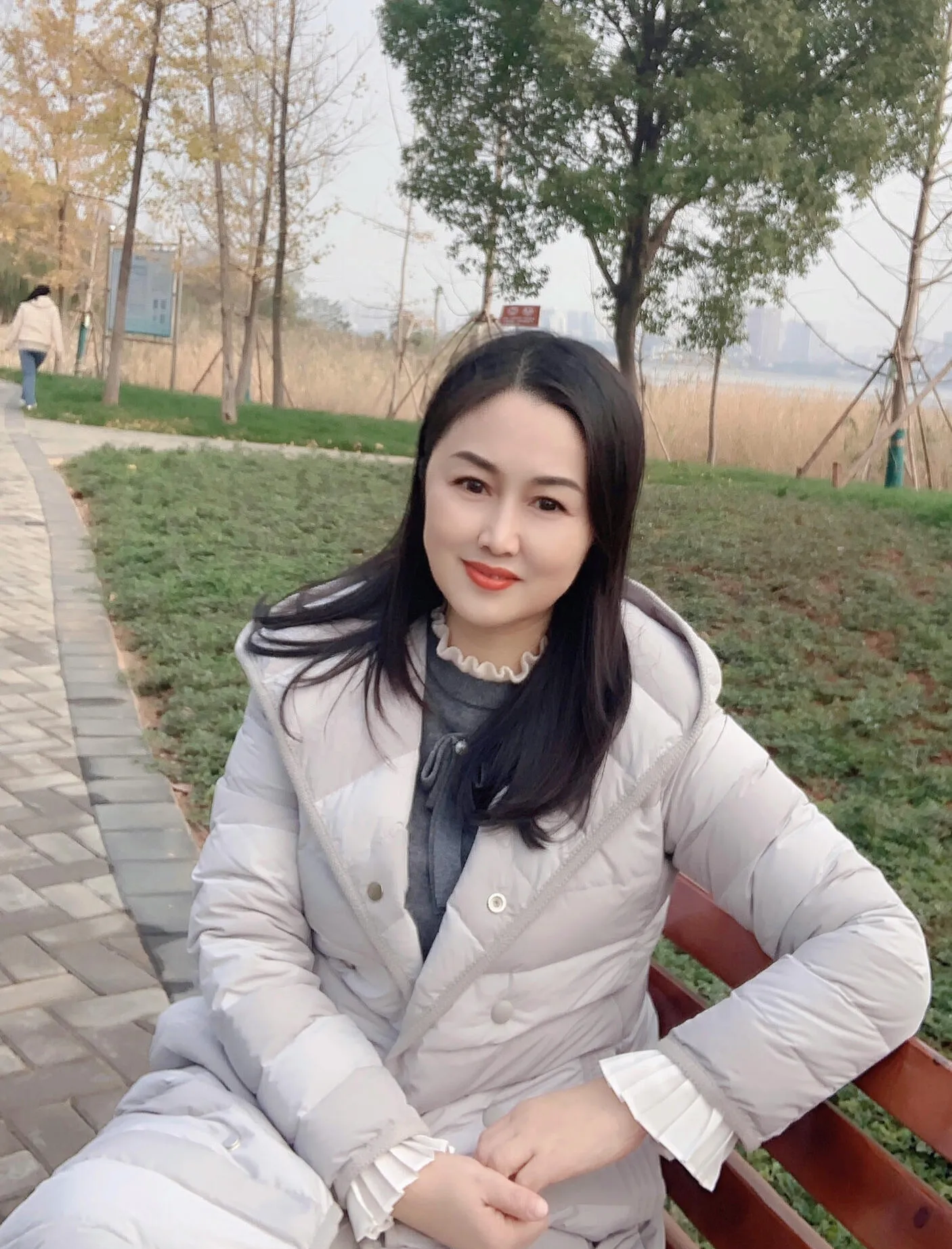 在湖南,有一对男女相亲,两人约在公园见面