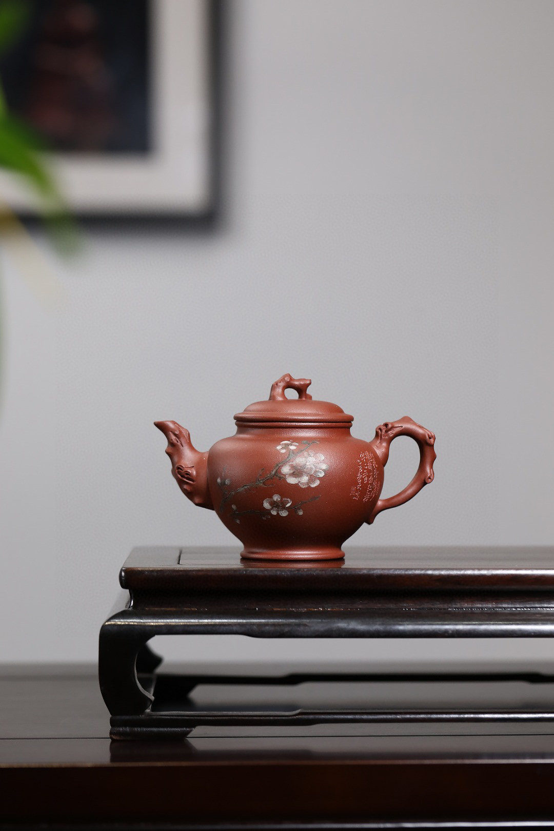 壶流,把,钮皆以苍劲的梅杆塑成,生动逼真的梅花