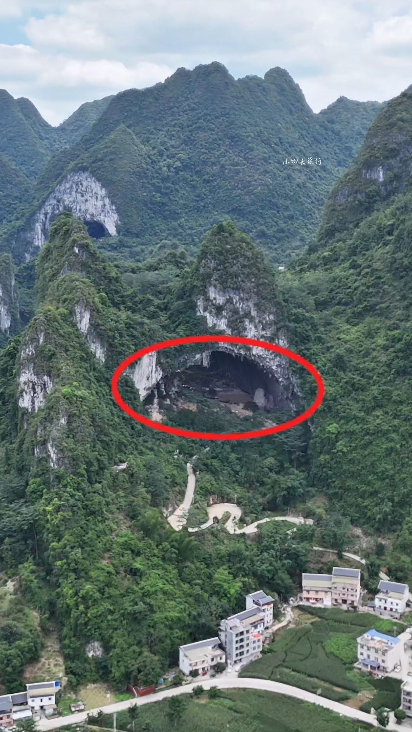 这是广西最奇特的一座大山,只见一座百米高的山峰穿了个大洞