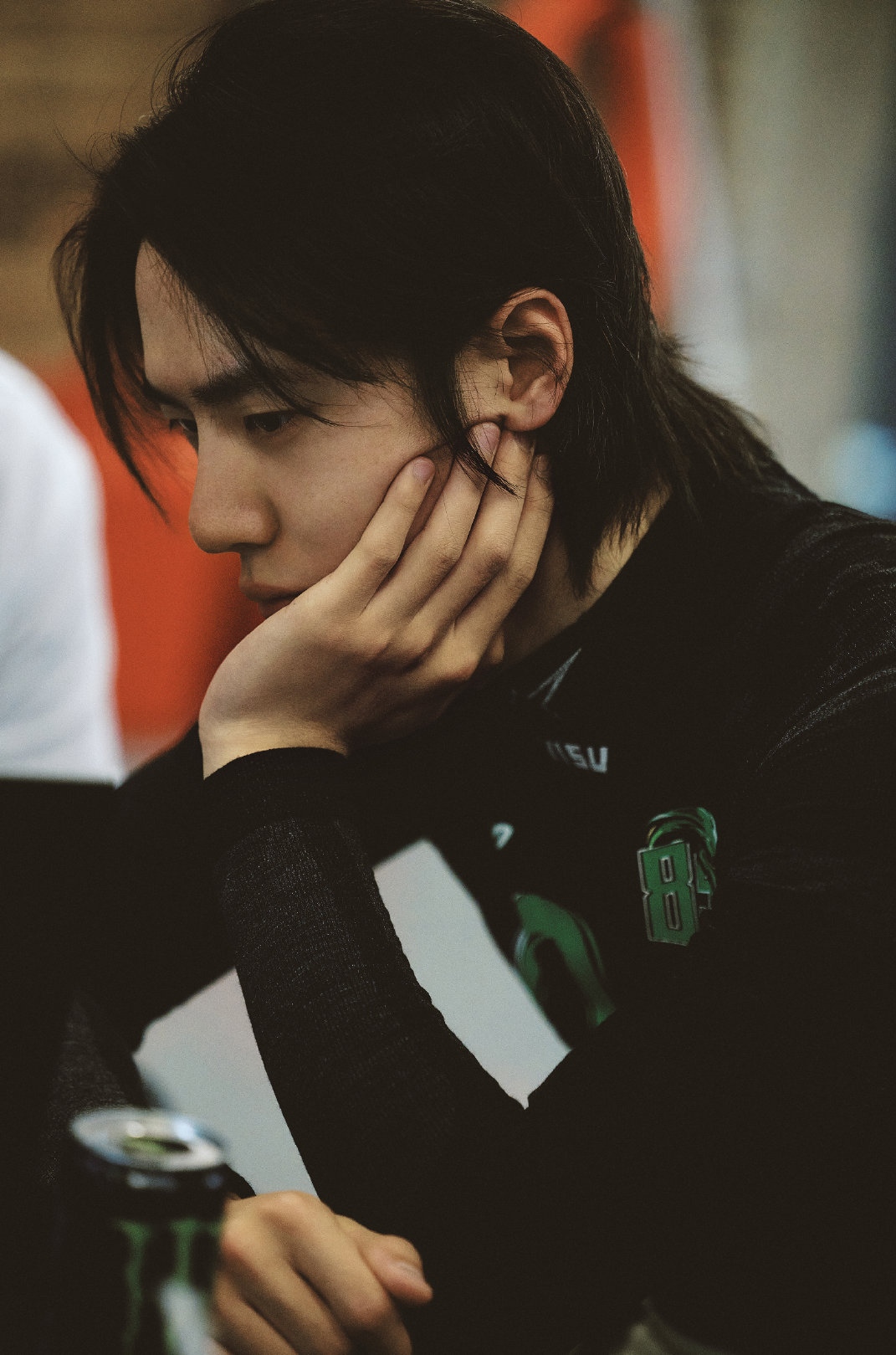 顺毛,长发,纯纯素颜的85号赛车手王一博