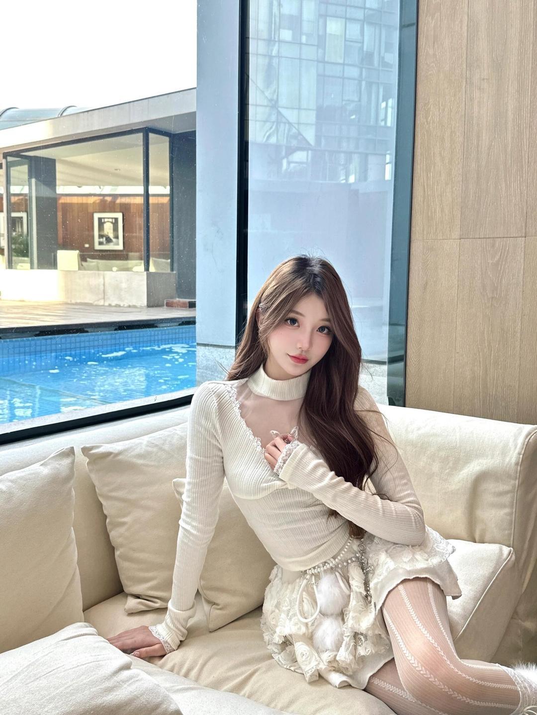 美女坐在沙发上图片