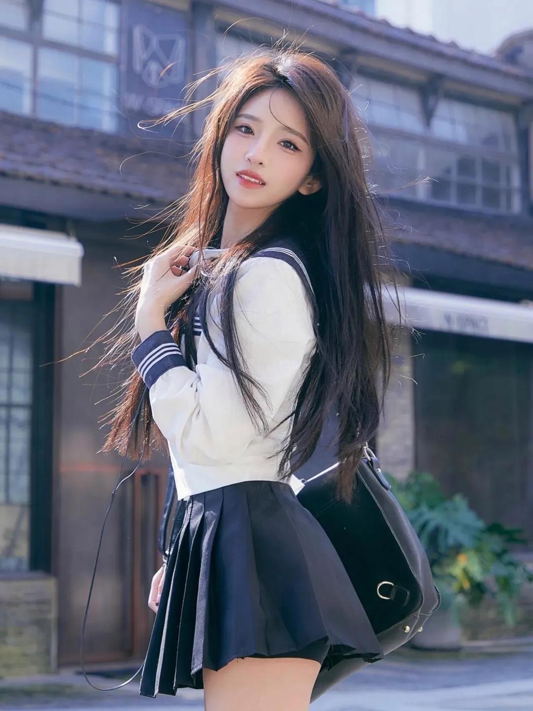 捕捉校园学妹的瞬间,展现青春活力!